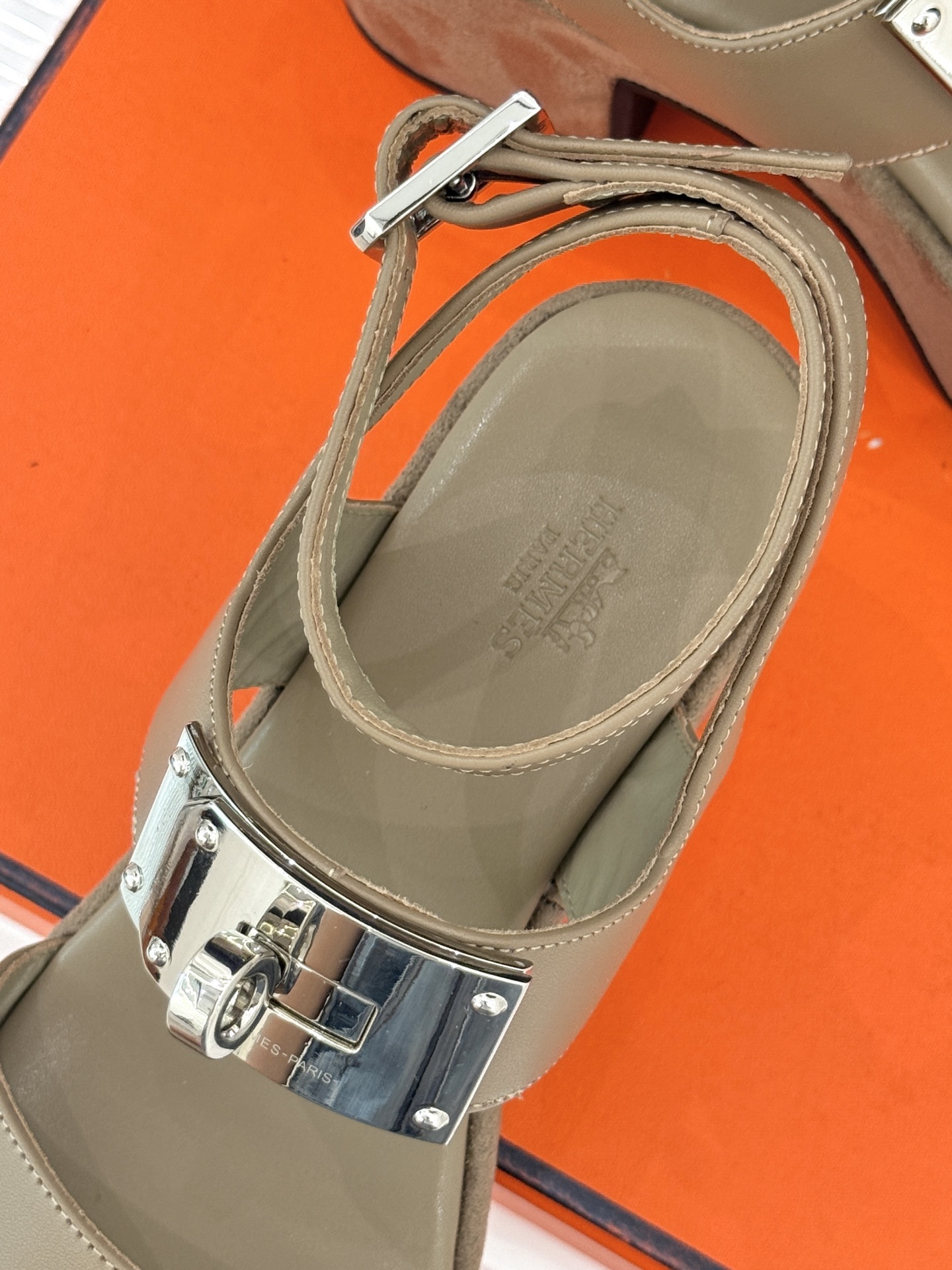 Hermès/爱马仕25WF新品Kelly扣防水台厚底凉鞋当H家的经典Kelly元素邂逅厚底凉鞋一场关于