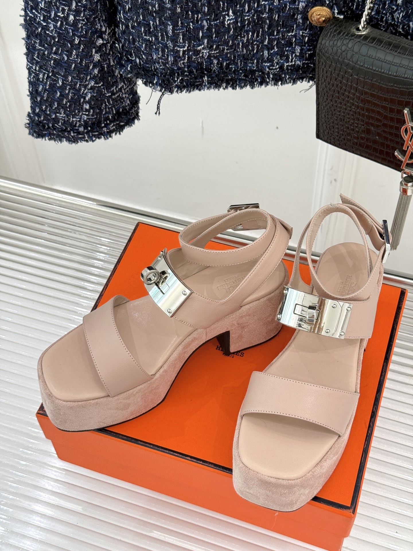 Hermès/爱马仕25WF新品Kelly扣防水台厚底凉鞋当H家的经典Kelly元素邂逅厚底凉鞋一场关于