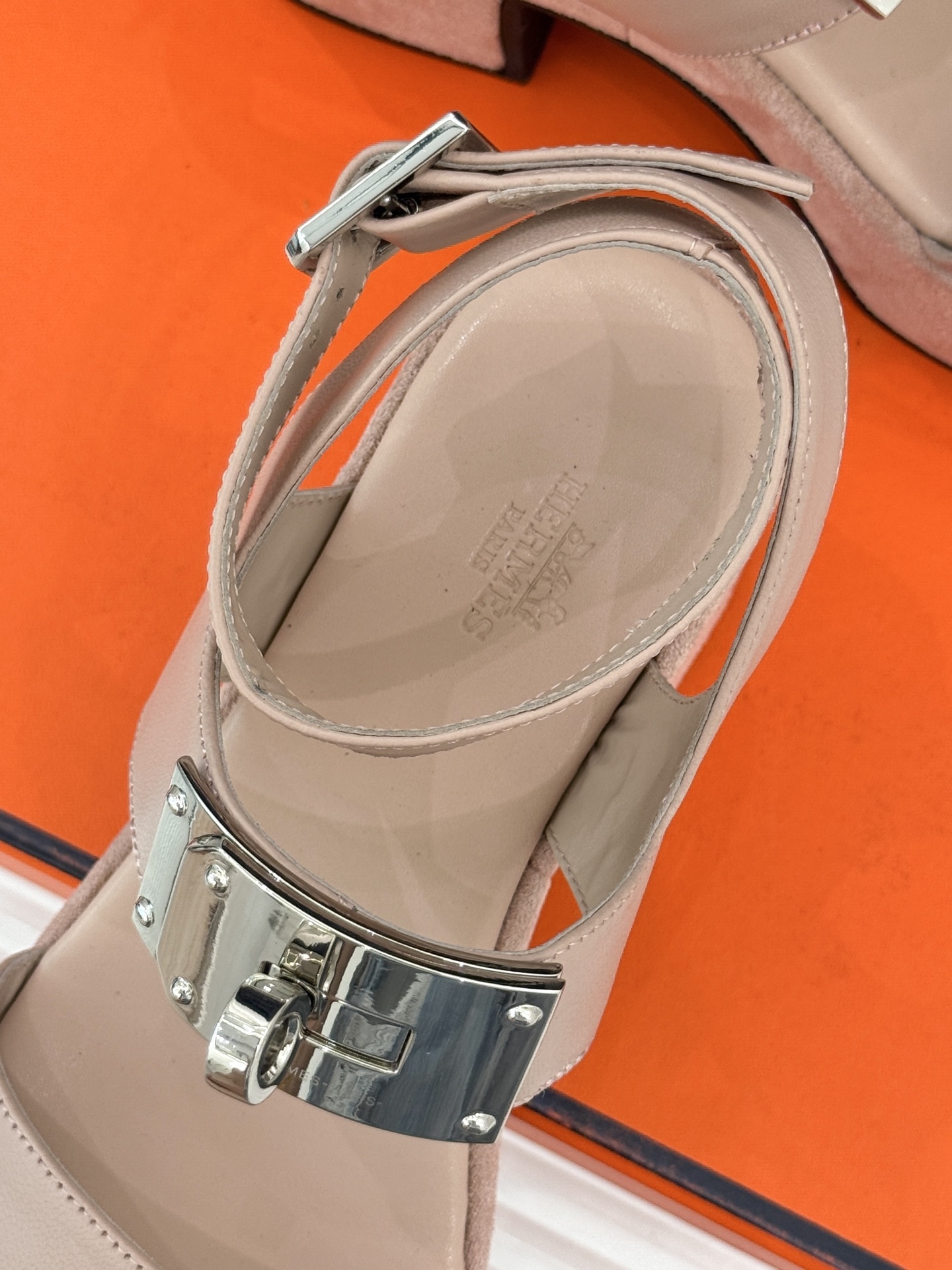 Hermès/爱马仕25WF新品Kelly扣防水台厚底凉鞋当H家的经典Kelly元素邂逅厚底凉鞋一场关于