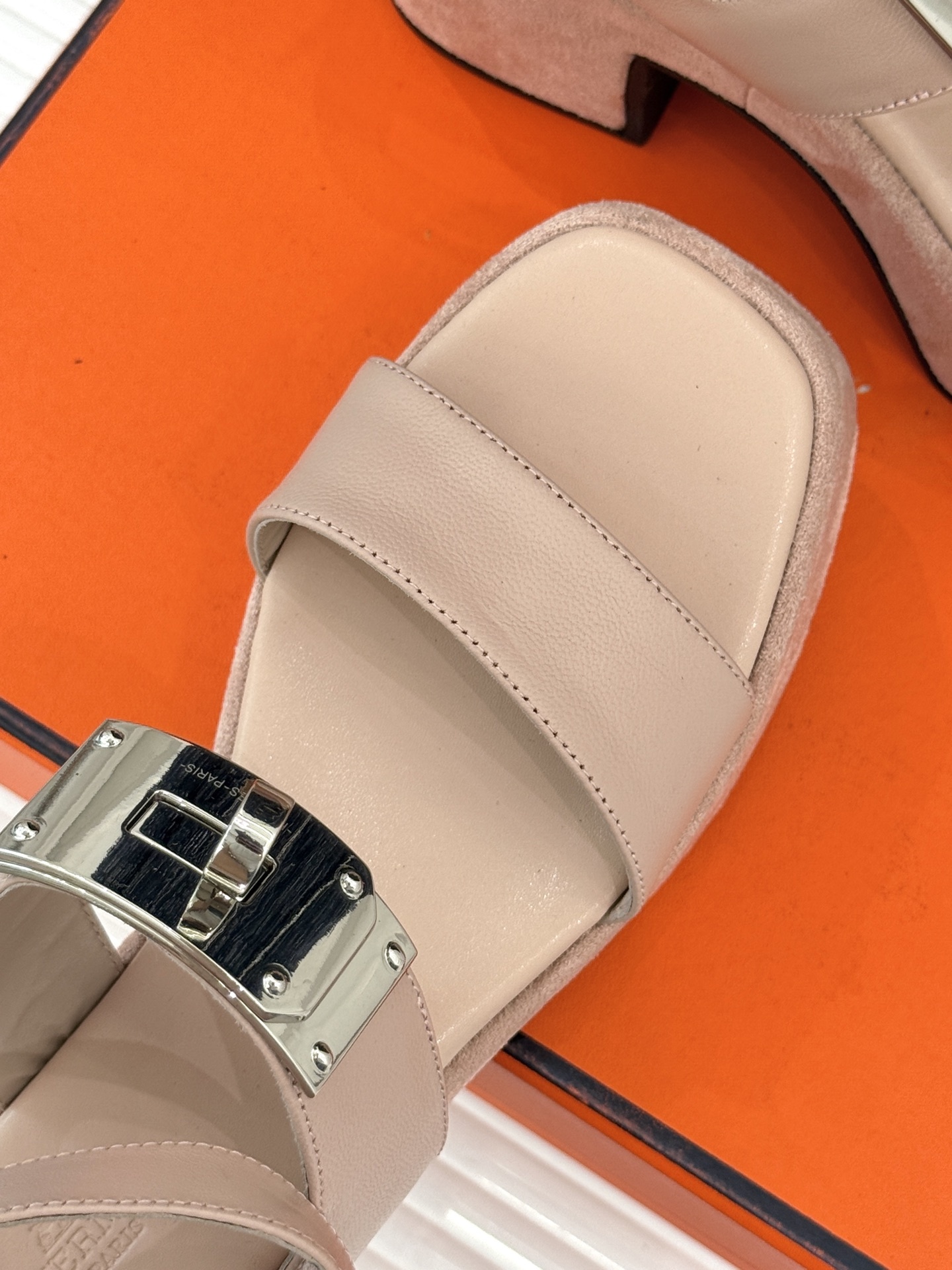 Hermès/爱马仕25WF新品Kelly扣防水台厚底凉鞋当H家的经典Kelly元素邂逅厚底凉鞋一场关于