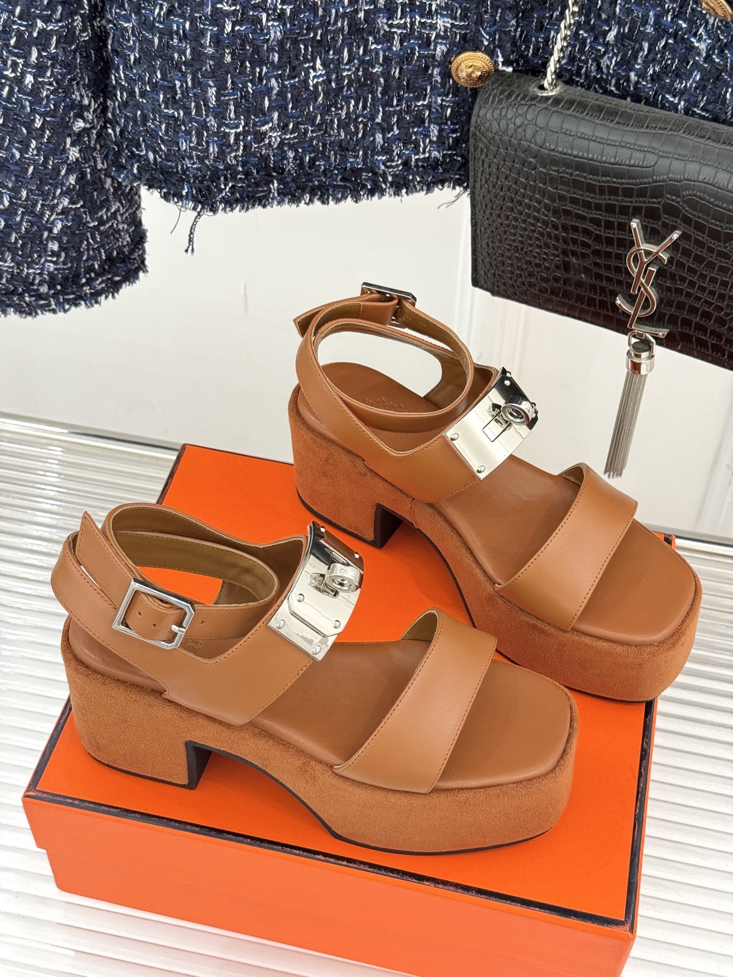 Hermès/爱马仕25WF新品Kelly扣防水台厚底凉鞋当H家的经典Kelly元素邂逅厚底凉鞋一场关于