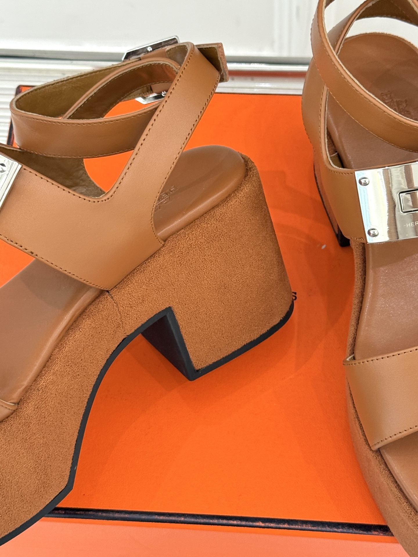 Hermès/爱马仕25WF新品Kelly扣防水台厚底凉鞋当H家的经典Kelly元素邂逅厚底凉鞋一场关于