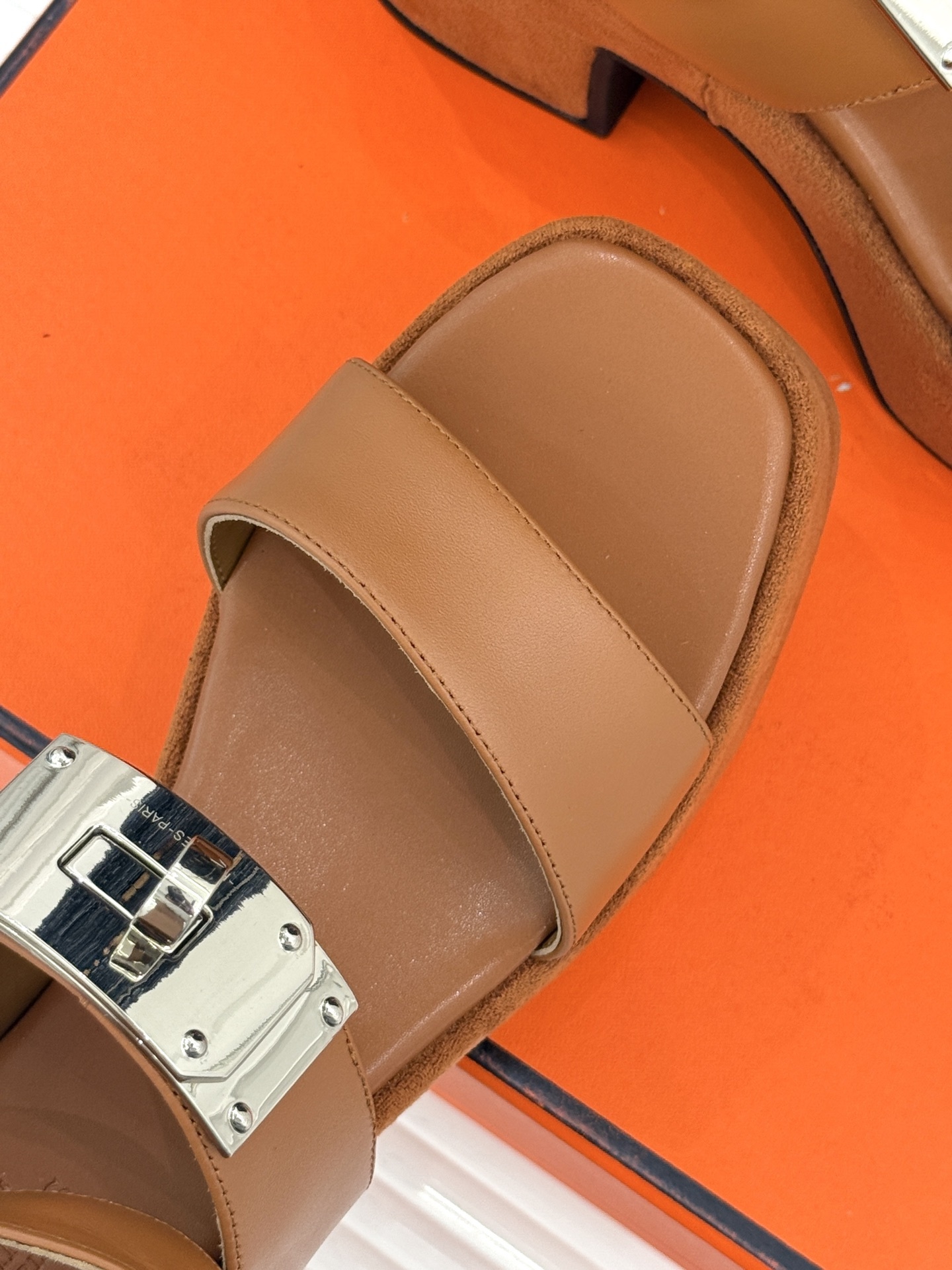 Hermès/爱马仕25WF新品Kelly扣防水台厚底凉鞋当H家的经典Kelly元素邂逅厚底凉鞋一场关于