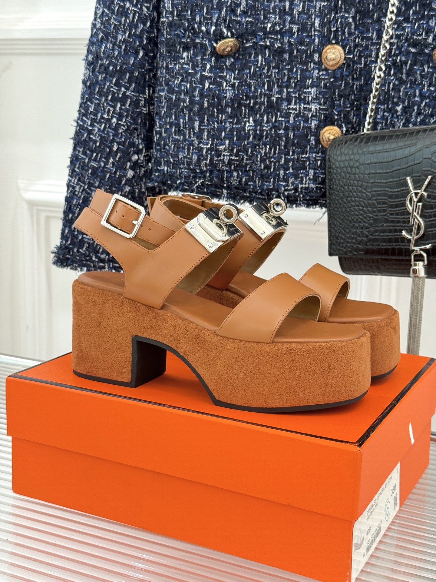 Hermès/爱马仕25WF新品Kelly扣防水台厚底凉鞋当H家的经典Kelly元素邂逅厚底凉鞋一场关于