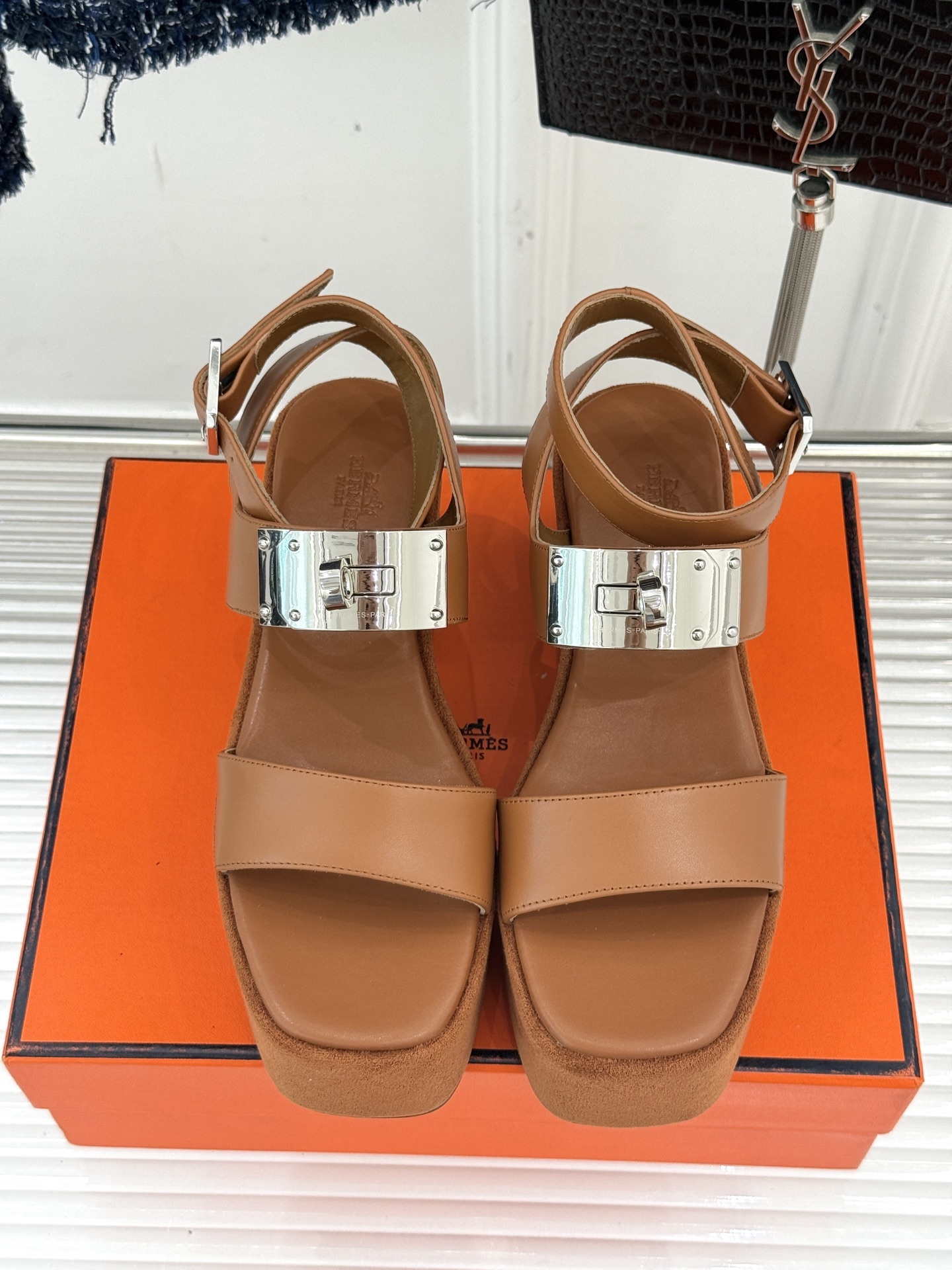 Hermès/爱马仕25WF新品Kelly扣防水台厚底凉鞋当H家的经典Kelly元素邂逅厚底凉鞋一场关于