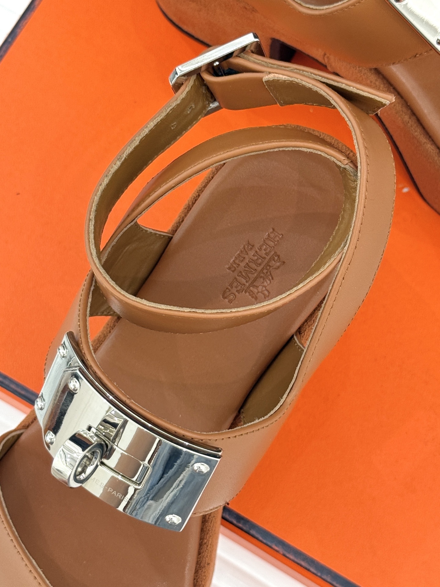 Hermès/爱马仕25WF新品Kelly扣防水台厚底凉鞋当H家的经典Kelly元素邂逅厚底凉鞋一场关于