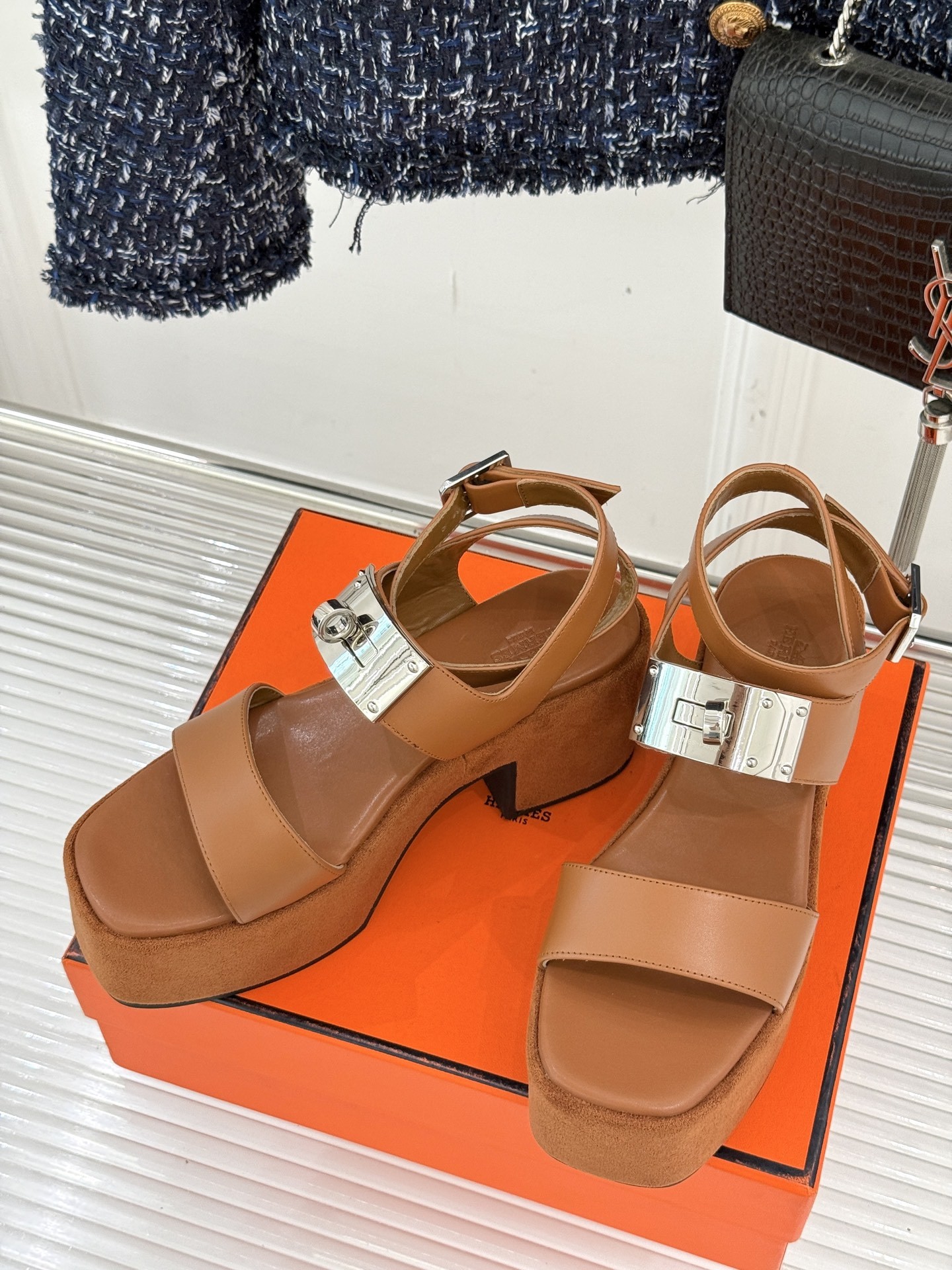 Hermès/爱马仕25WF新品Kelly扣防水台厚底凉鞋当H家的经典Kelly元素邂逅厚底凉鞋一场关于