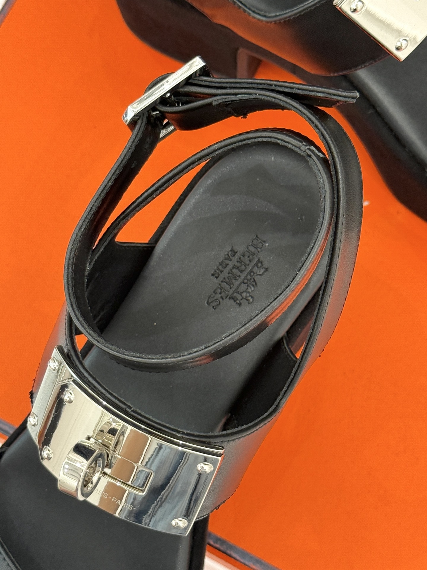Hermès/爱马仕25WF新品Kelly扣防水台厚底凉鞋当H家的经典Kelly元素邂逅厚底凉鞋一场关于