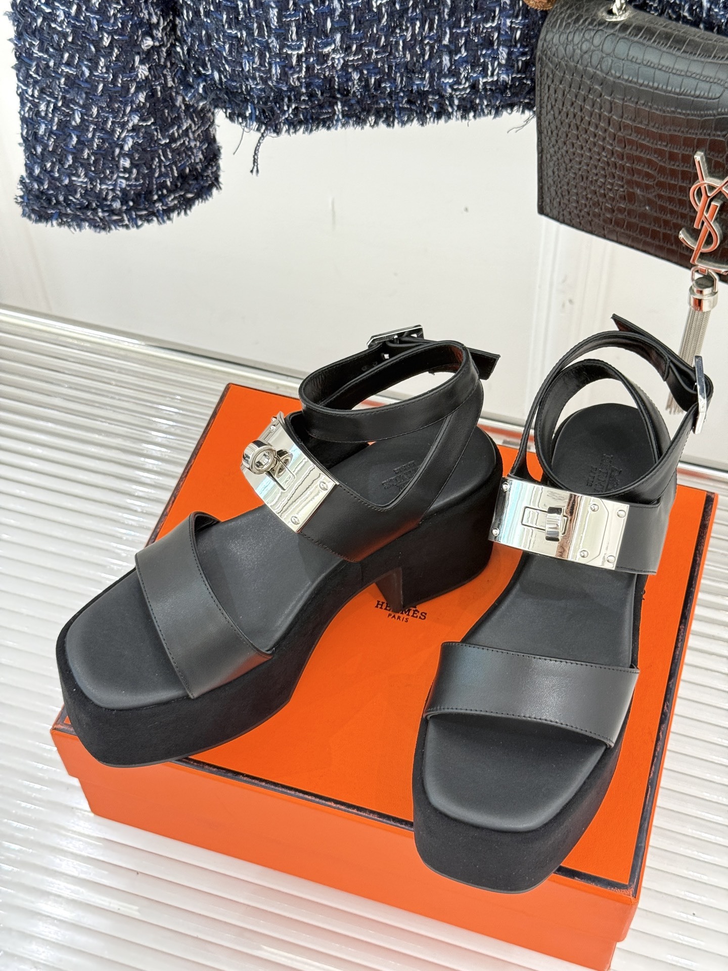 Hermès/爱马仕25WF新品Kelly扣防水台厚底凉鞋当H家的经典Kelly元素邂逅厚底凉鞋一场关于