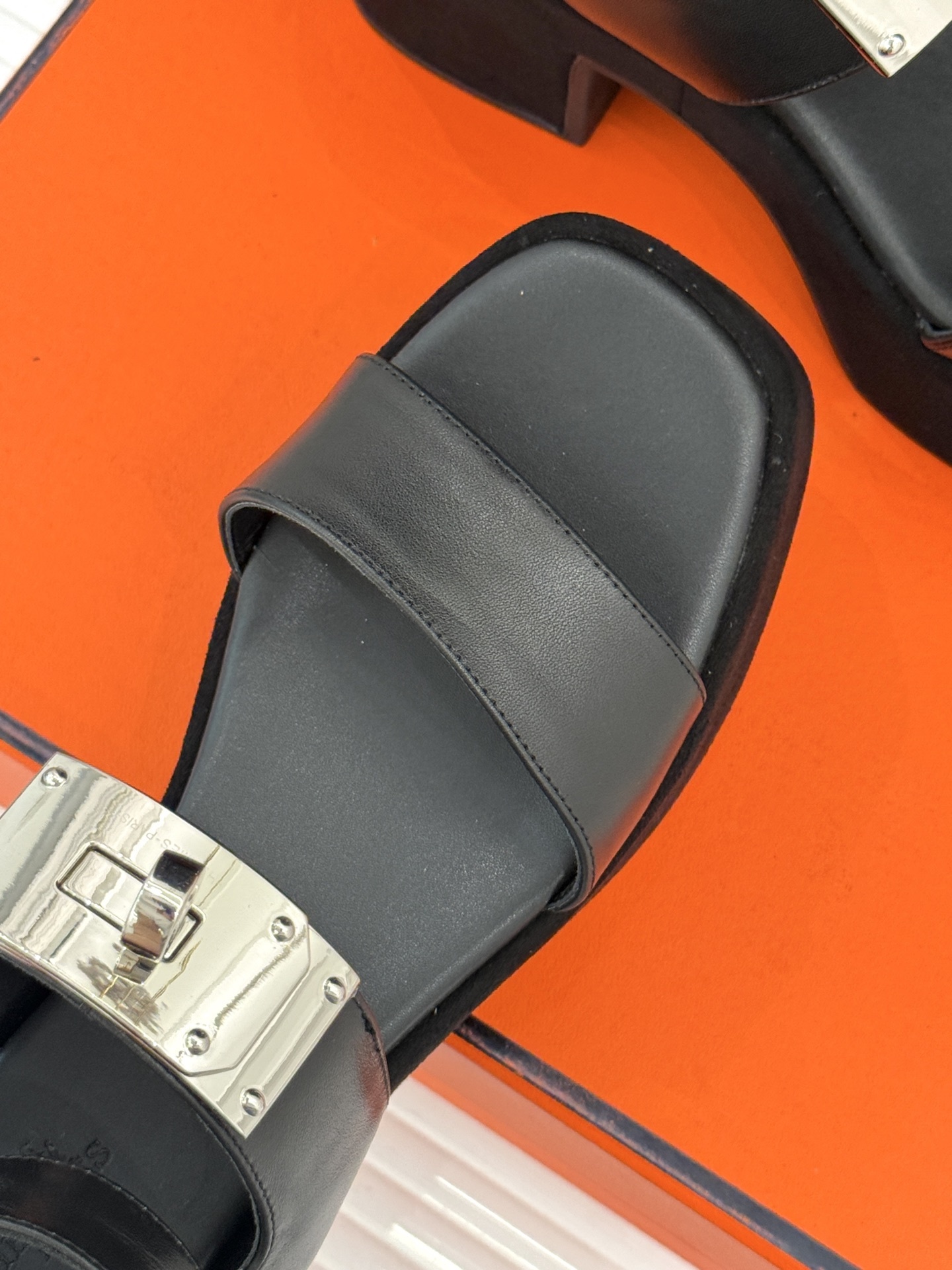 Hermès/爱马仕25WF新品Kelly扣防水台厚底凉鞋当H家的经典Kelly元素邂逅厚底凉鞋一场关于