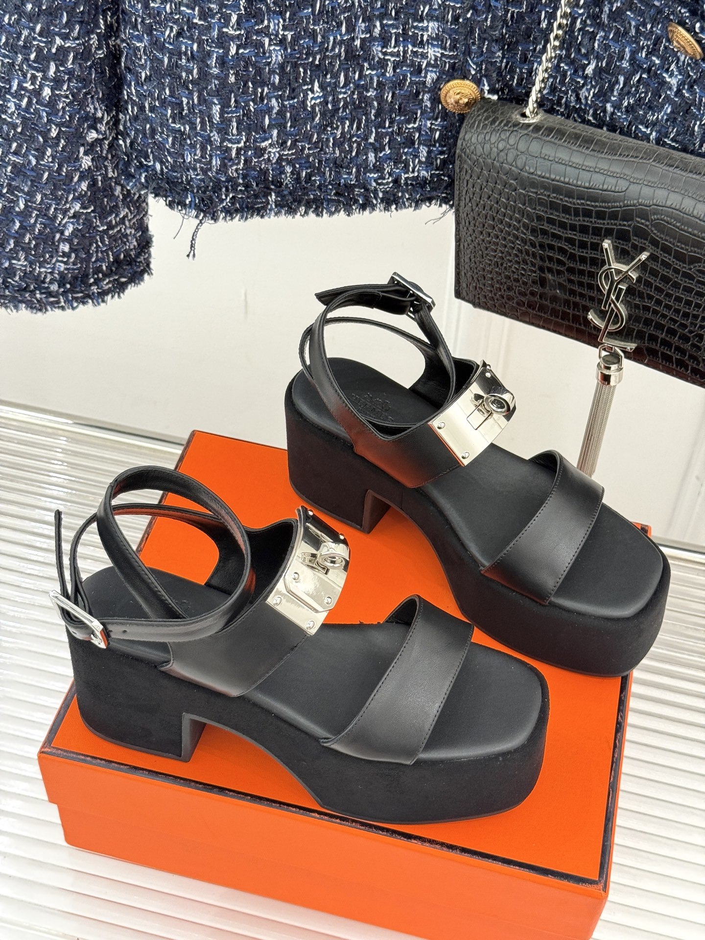 Hermès/爱马仕25WF新品Kelly扣防水台厚底凉鞋当H家的经典Kelly元素邂逅厚底凉鞋一场关于