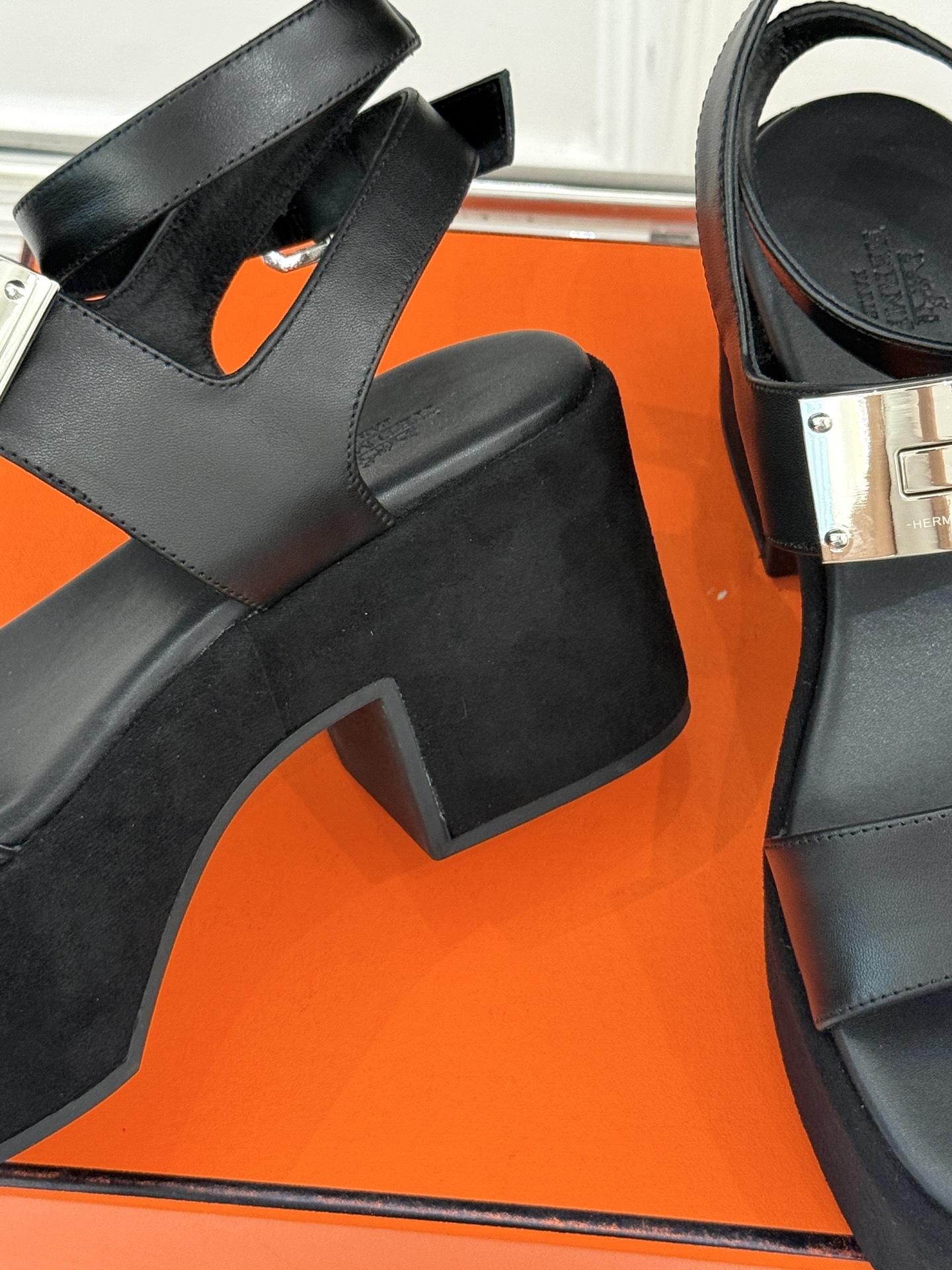 Hermès/爱马仕25WF新品Kelly扣防水台厚底凉鞋当H家的经典Kelly元素邂逅厚底凉鞋一场关于