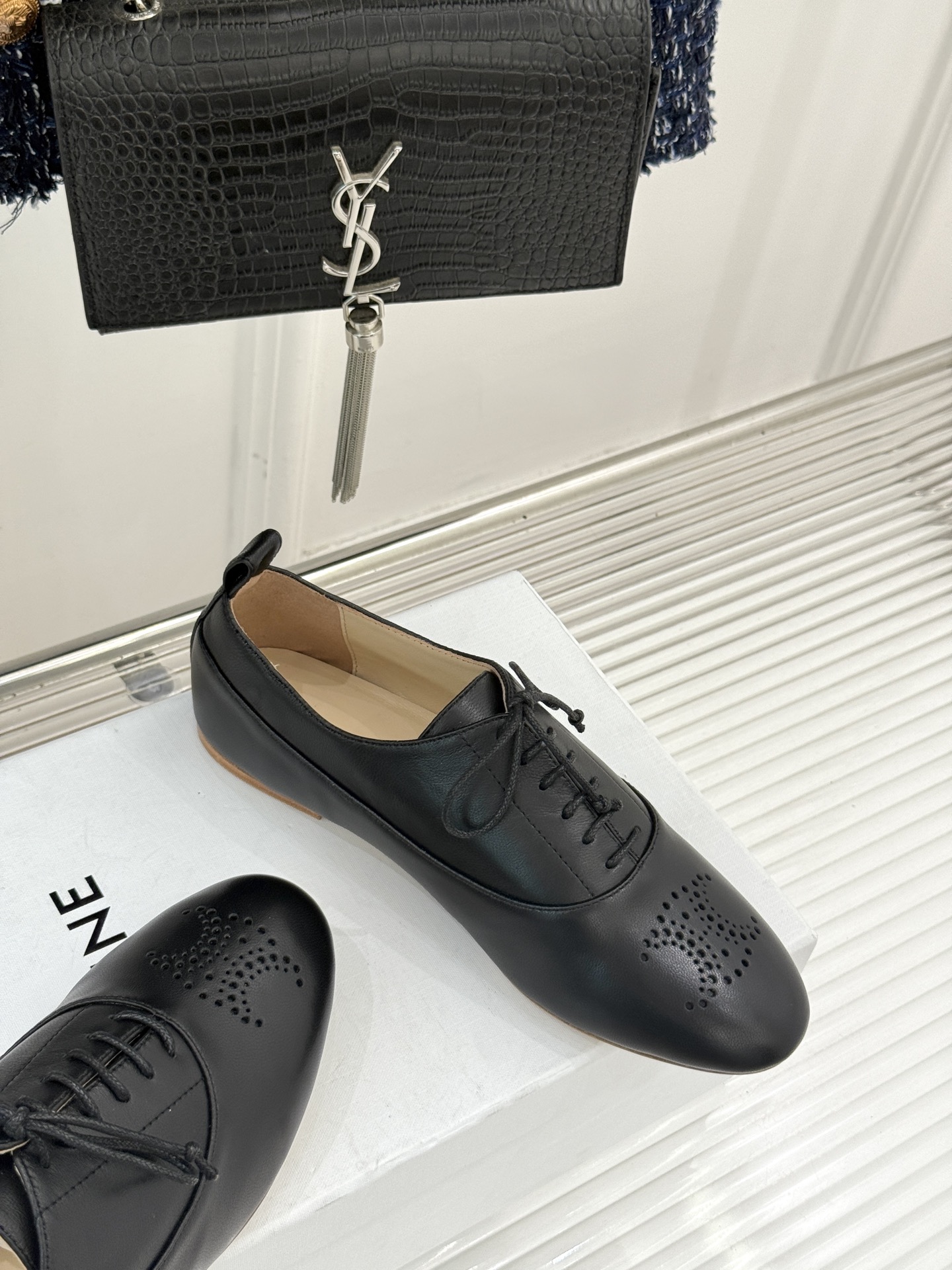 Celine /塞琳25WF新品凯旋门小皮鞋将先锋设计与经典元素融合演绎出独树一帜的时髦态度 。标志性的