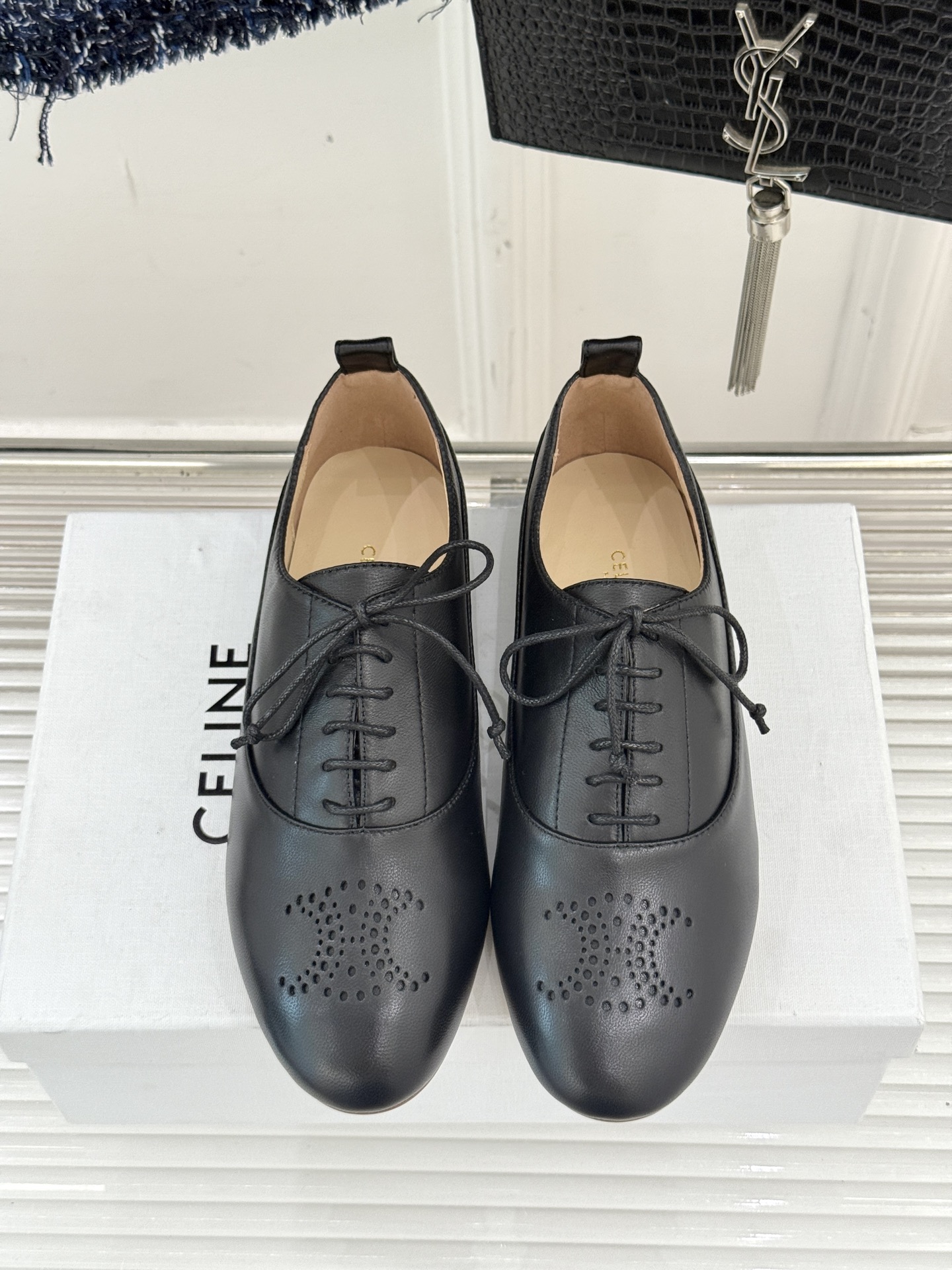 Celine /塞琳25WF新品凯旋门小皮鞋将先锋设计与经典元素融合演绎出独树一帜的时髦态度 。标志性的
