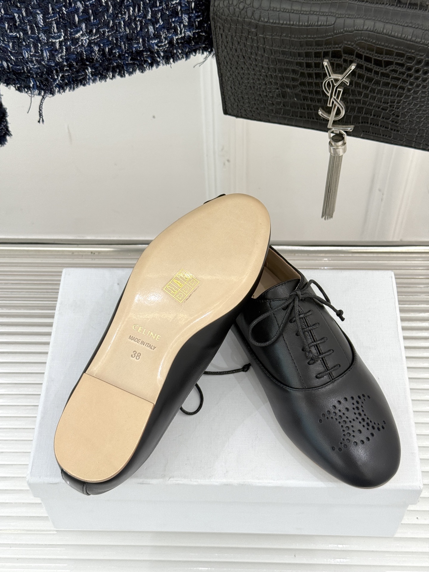 Celine /塞琳25WF新品凯旋门小皮鞋将先锋设计与经典元素融合演绎出独树一帜的时髦态度 。标志性的