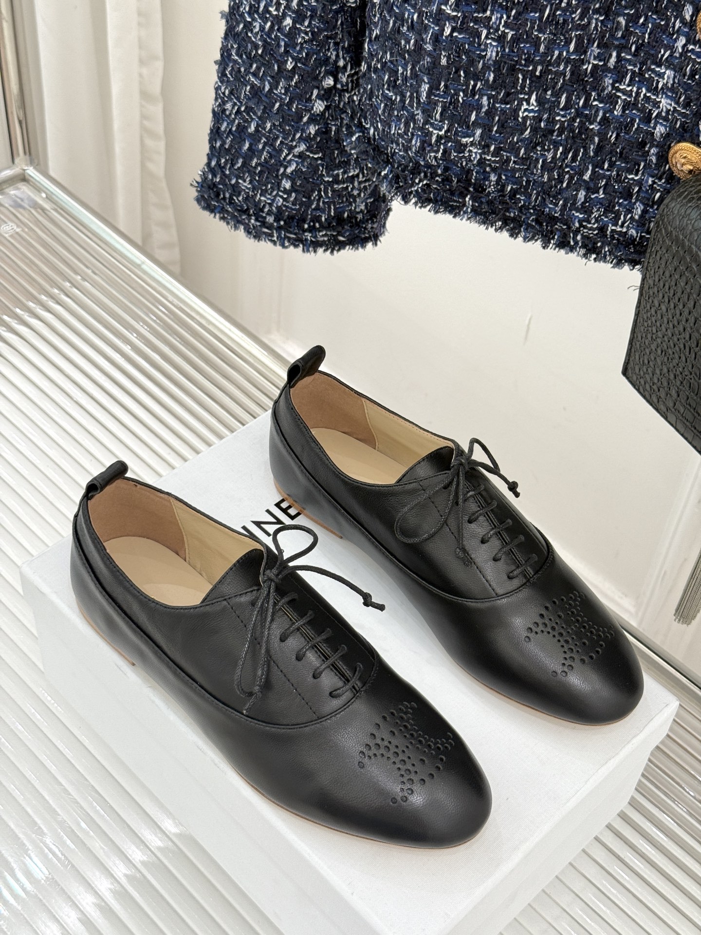 Celine /塞琳25WF新品凯旋门小皮鞋将先锋设计与经典元素融合演绎出独树一帜的时髦态度 。标志性的