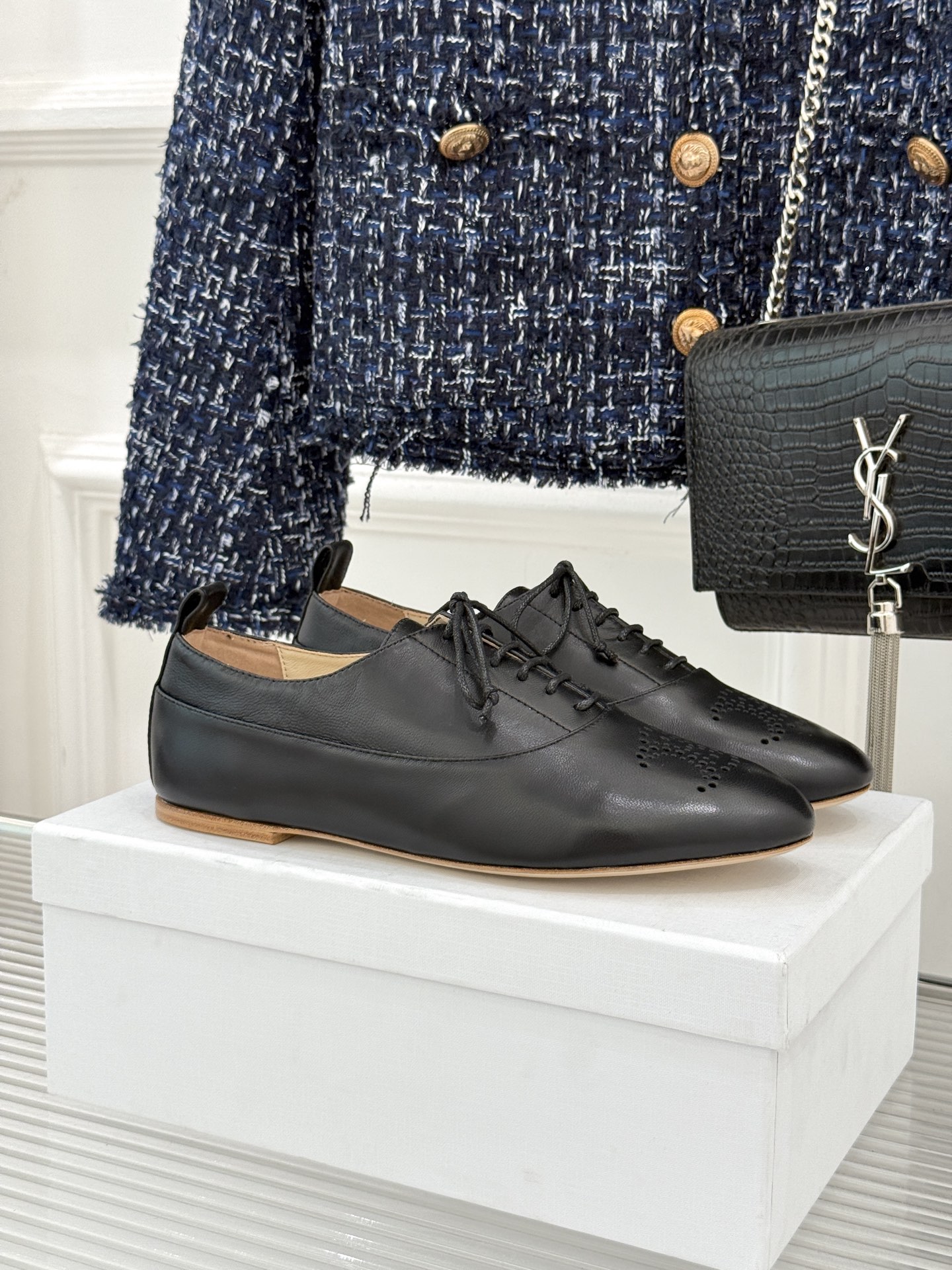 Celine /塞琳25WF新品凯旋门小皮鞋将先锋设计与经典元素融合演绎出独树一帜的时髦态度 。标志性的