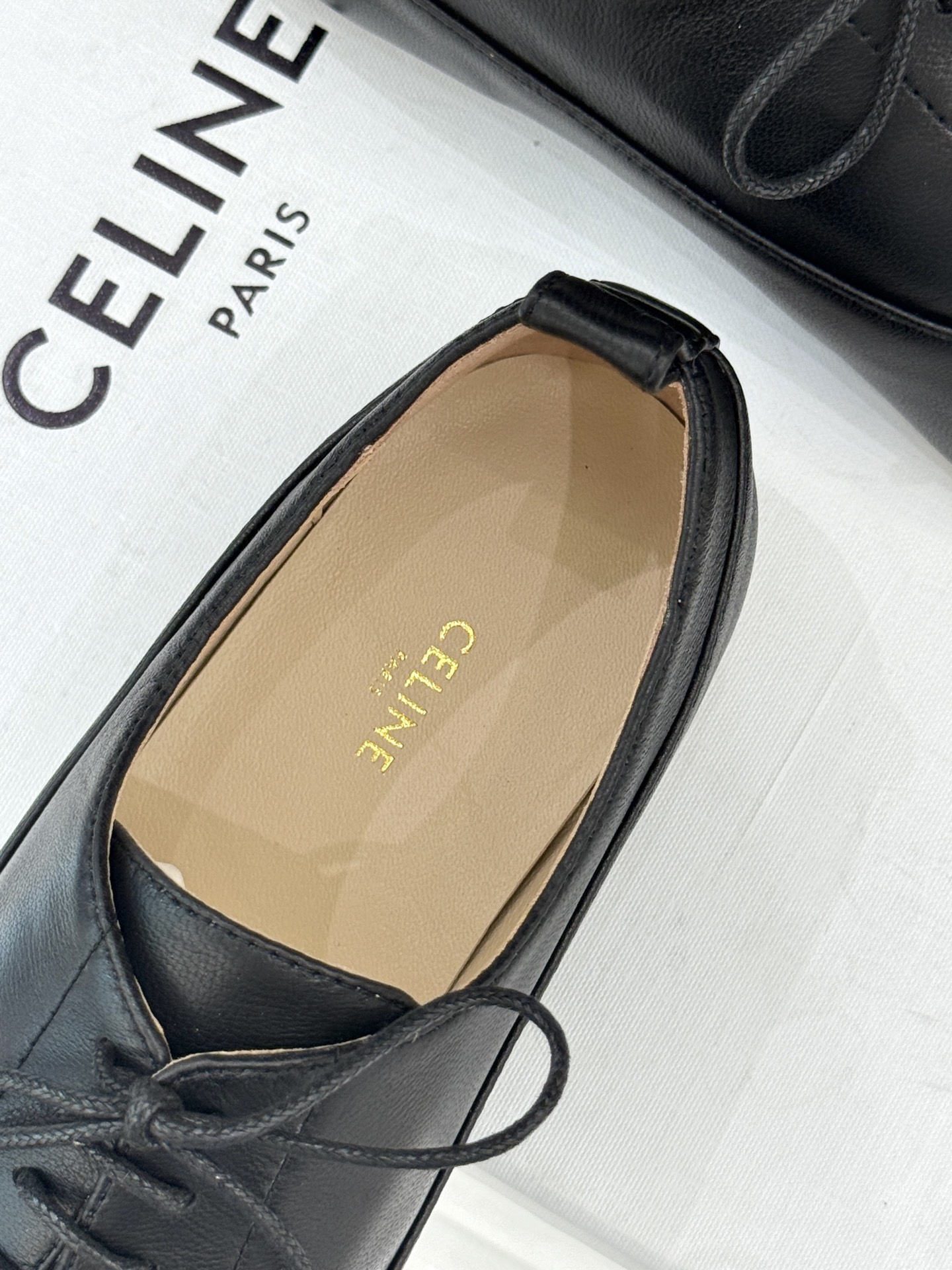 Celine /塞琳25WF新品凯旋门小皮鞋将先锋设计与经典元素融合演绎出独树一帜的时髦态度 。标志性的
