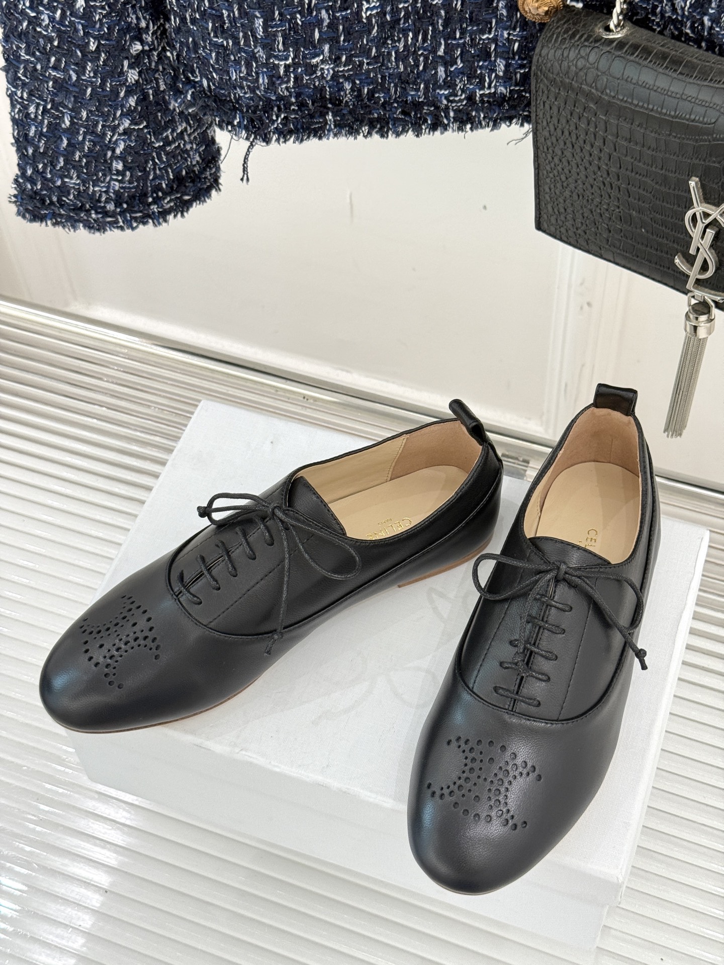 Celine /塞琳25WF新品凯旋门小皮鞋将先锋设计与经典元素融合演绎出独树一帜的时髦态度 。标志性的