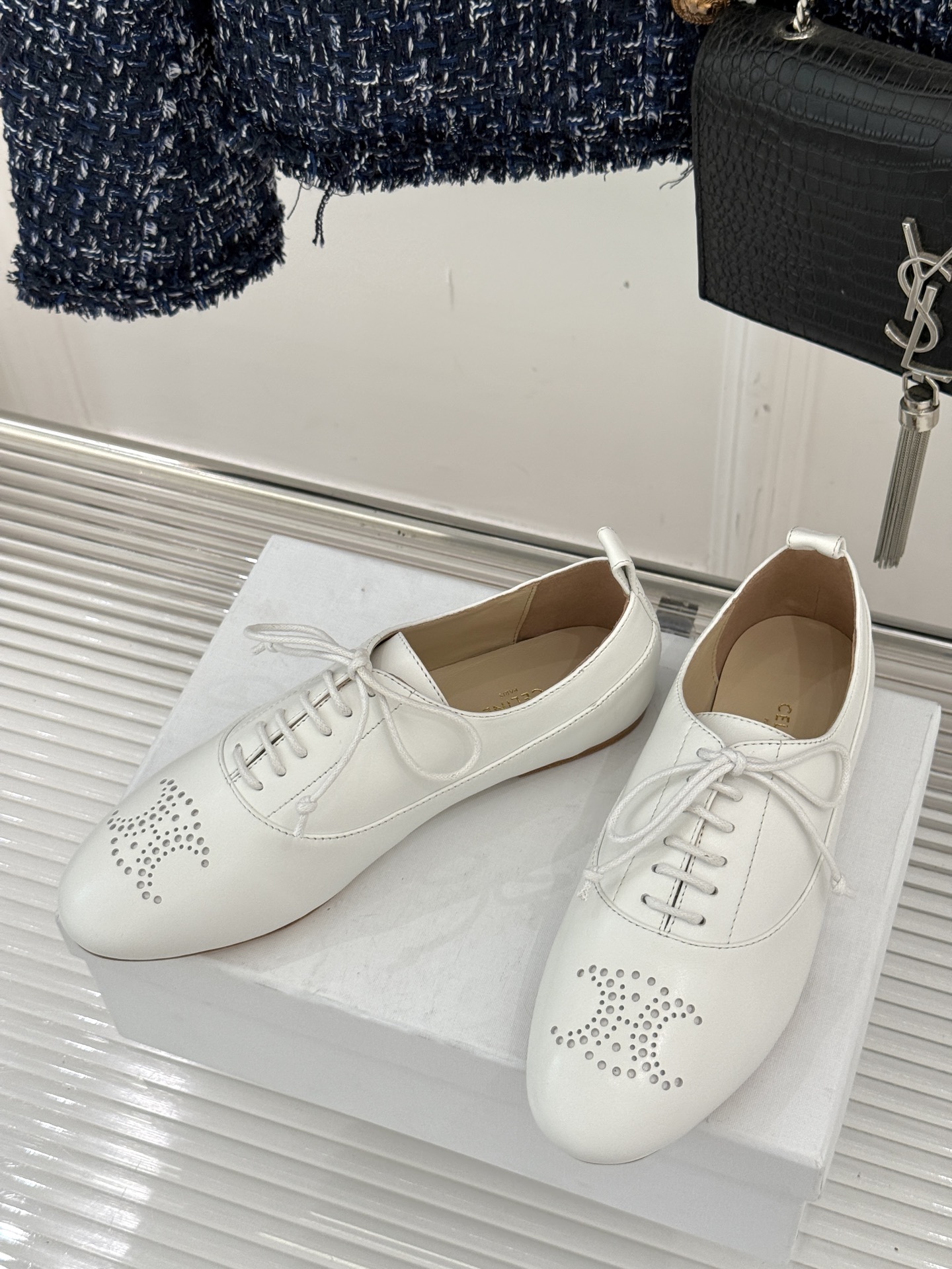 Celine /塞琳25WF新品凯旋门小皮鞋将先锋设计与经典元素融合演绎出独树一帜的时髦态度 。标志性的