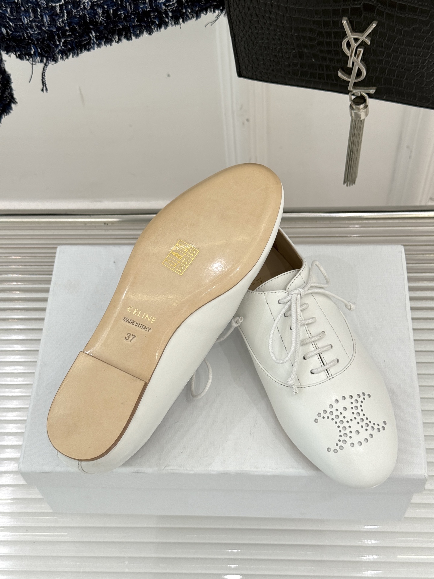 Celine /塞琳25WF新品凯旋门小皮鞋将先锋设计与经典元素融合演绎出独树一帜的时髦态度 。标志性的