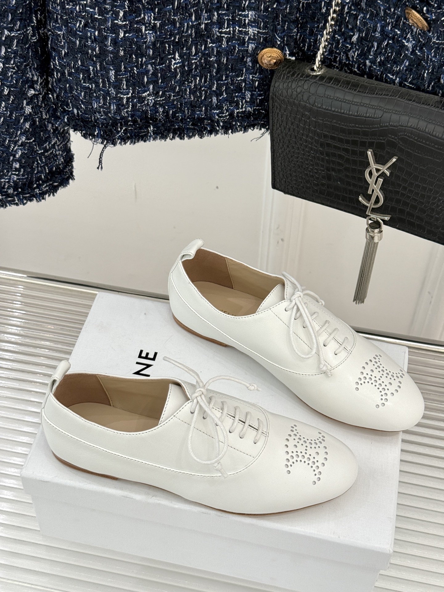 Celine /塞琳25WF新品凯旋门小皮鞋将先锋设计与经典元素融合演绎出独树一帜的时髦态度 。标志性的