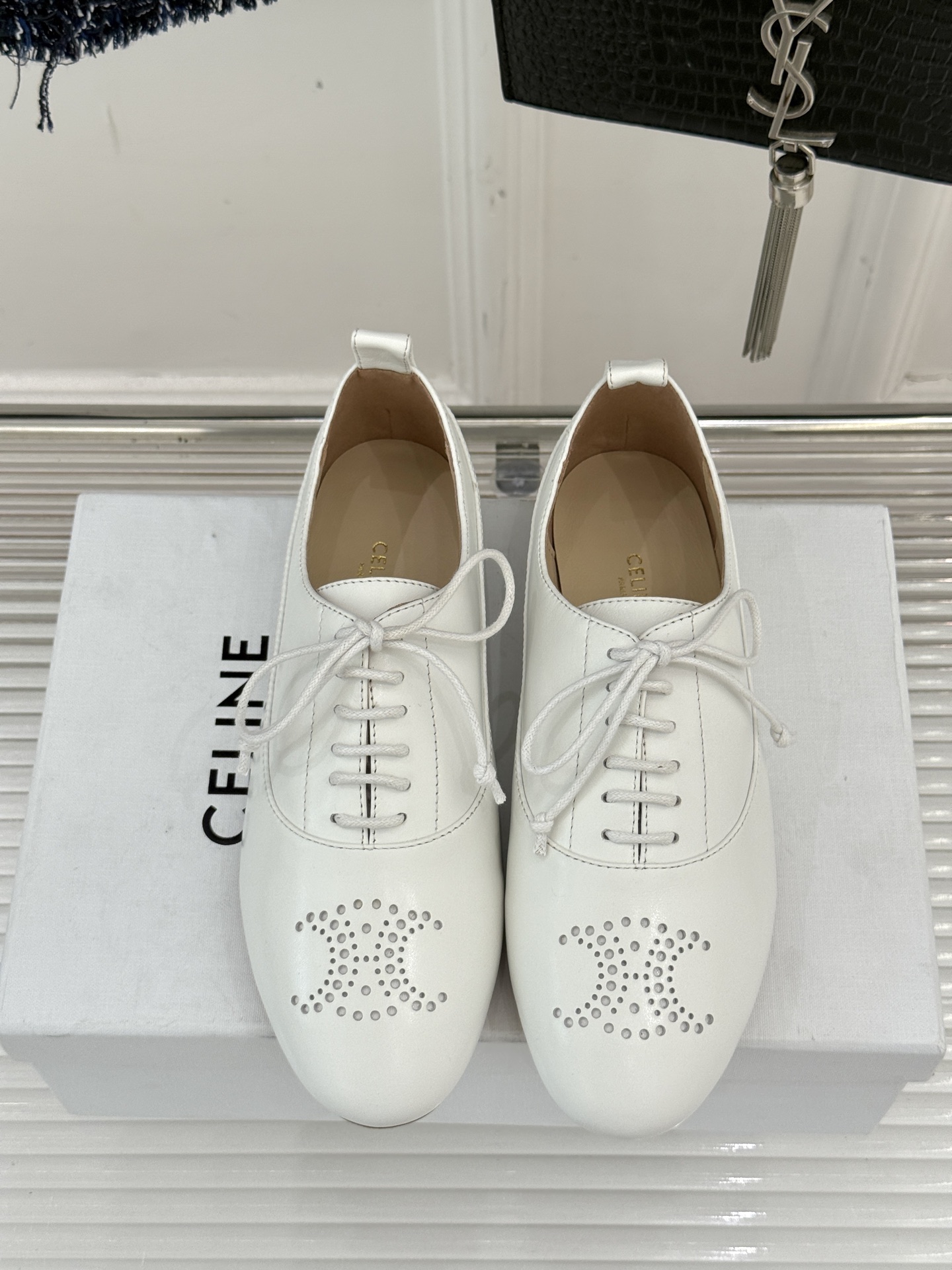 Celine /塞琳25WF新品凯旋门小皮鞋将先锋设计与经典元素融合演绎出独树一帜的时髦态度 。标志性的