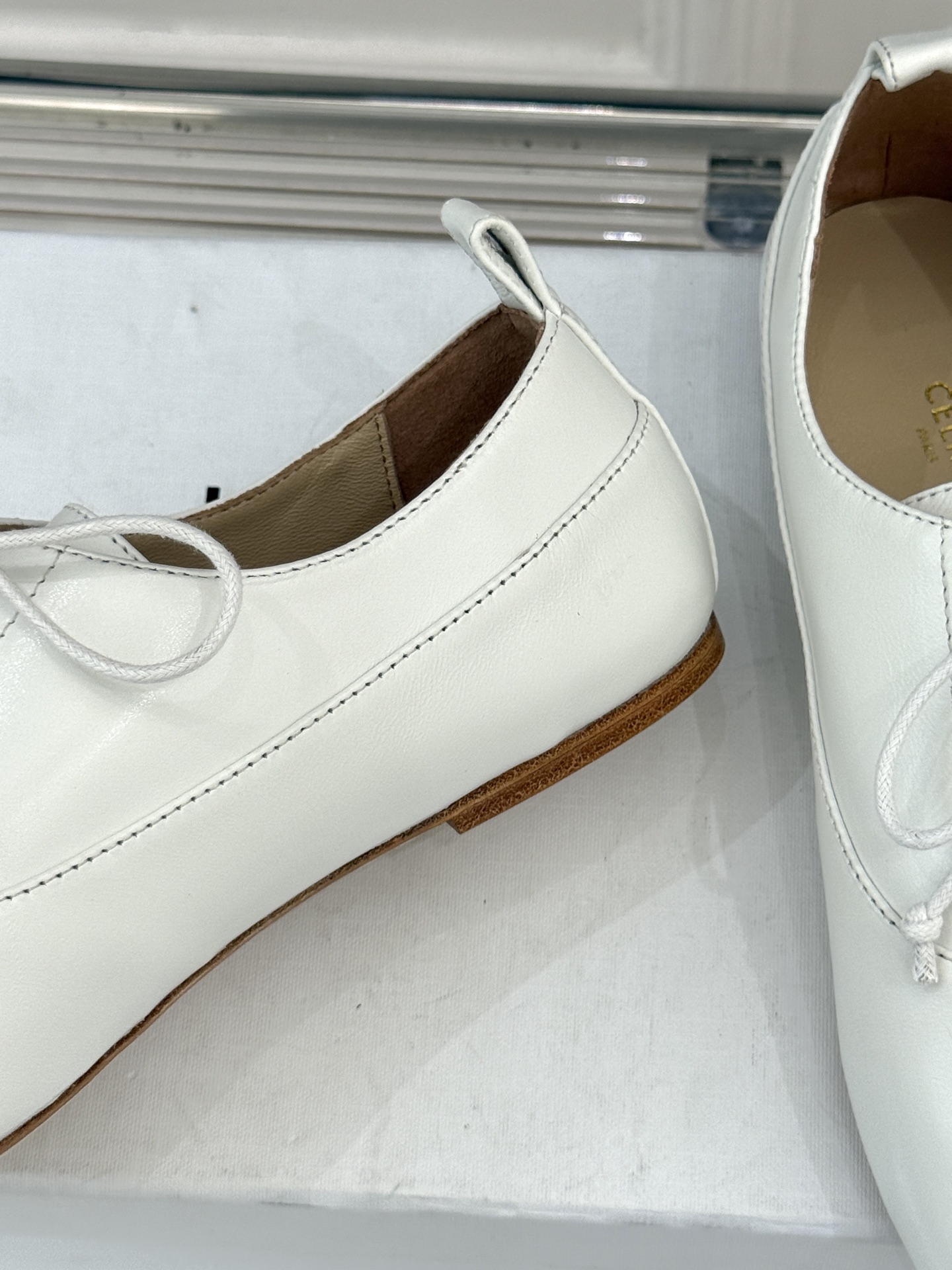 Celine /塞琳25WF新品凯旋门小皮鞋将先锋设计与经典元素融合演绎出独树一帜的时髦态度 。标志性的