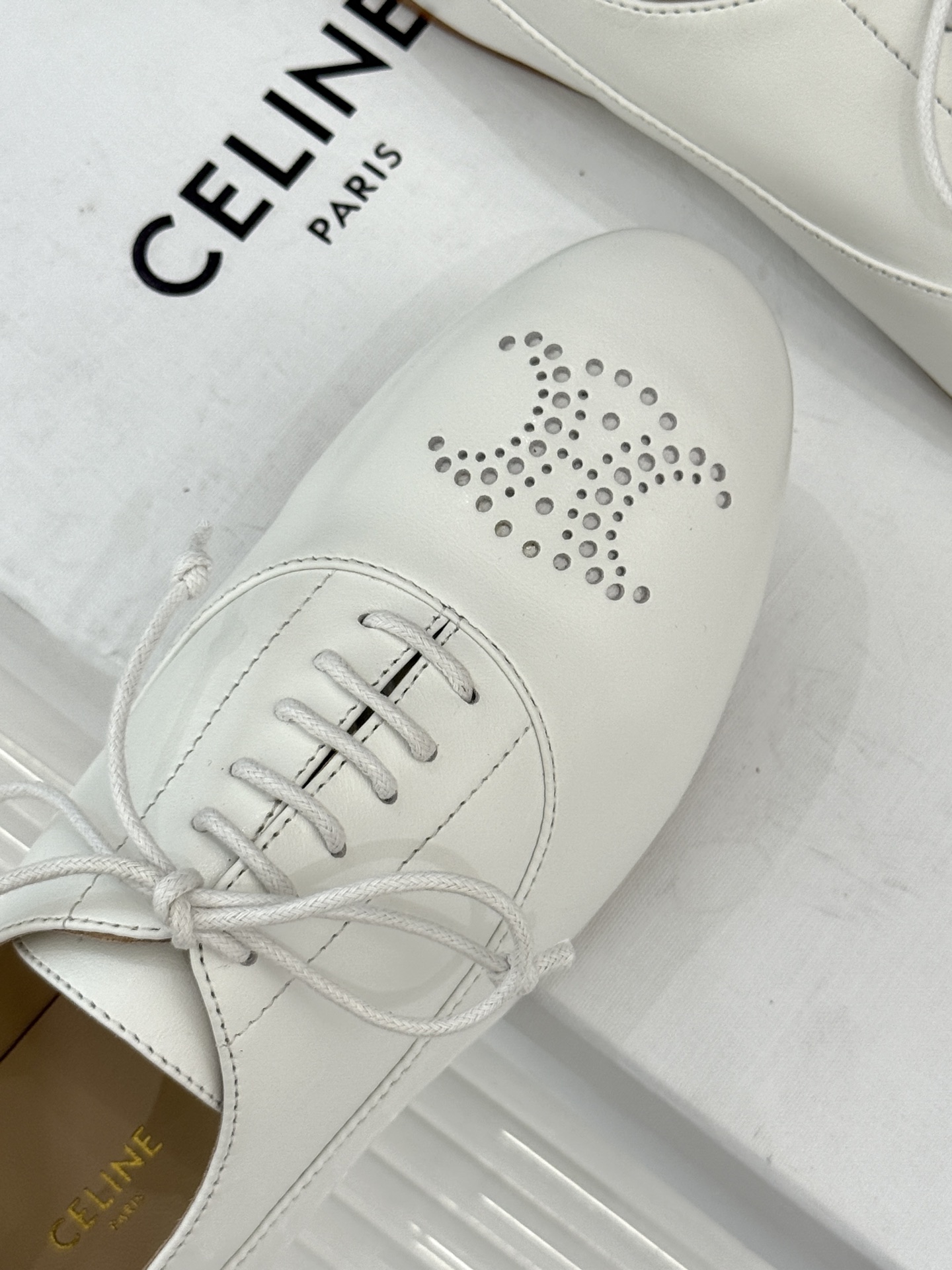 Celine /塞琳25WF新品凯旋门小皮鞋将先锋设计与经典元素融合演绎出独树一帜的时髦态度 。标志性的