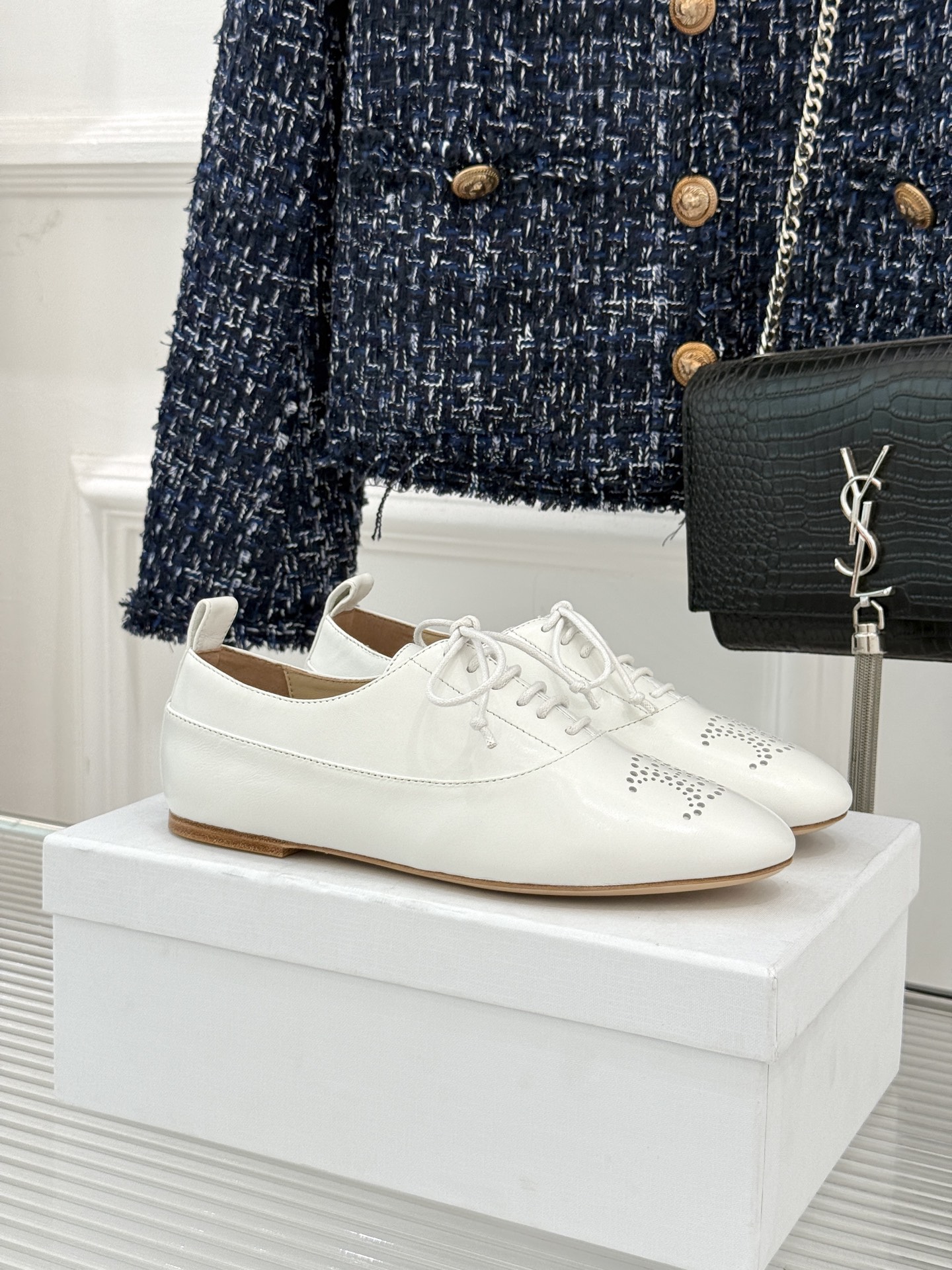 Celine /塞琳25WF新品凯旋门小皮鞋将先锋设计与经典元素融合演绎出独树一帜的时髦态度 。标志性的