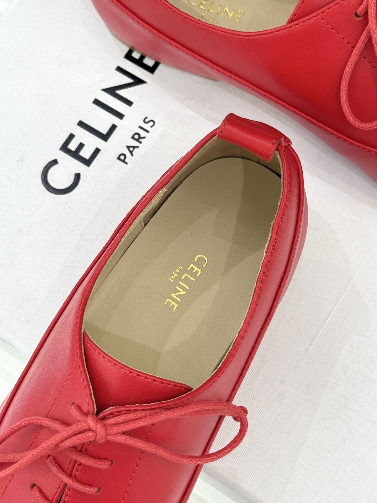 Celine /塞琳25WF新品凯旋门小皮鞋将先锋设计与经典元素融合演绎出独树一帜的时髦态度 。标志性的
