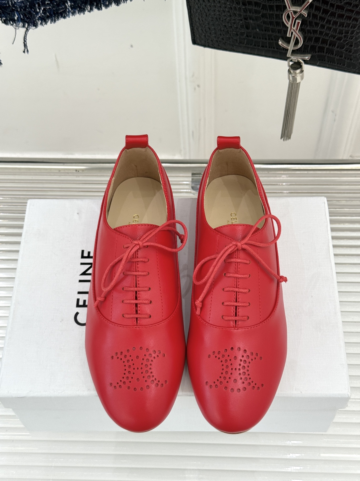 Celine /塞琳25WF新品凯旋门小皮鞋将先锋设计与经典元素融合演绎出独树一帜的时髦态度 。标志性的