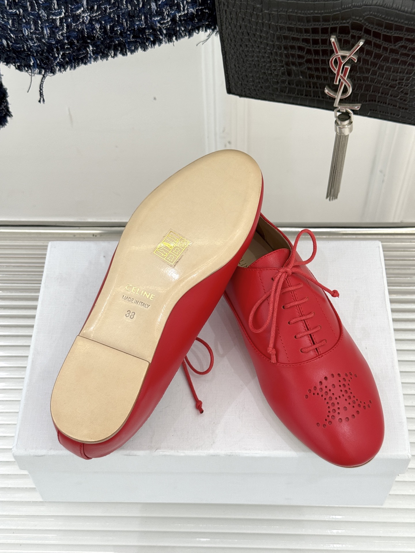 Celine /塞琳25WF新品凯旋门小皮鞋将先锋设计与经典元素融合演绎出独树一帜的时髦态度 。标志性的
