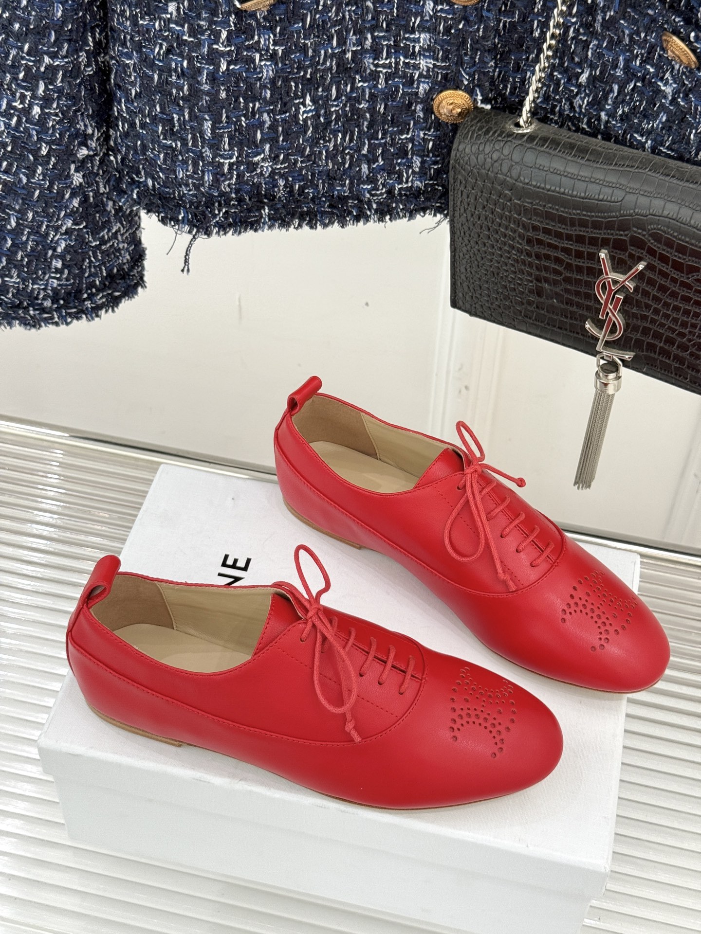 Celine /塞琳25WF新品凯旋门小皮鞋将先锋设计与经典元素融合演绎出独树一帜的时髦态度 。标志性的