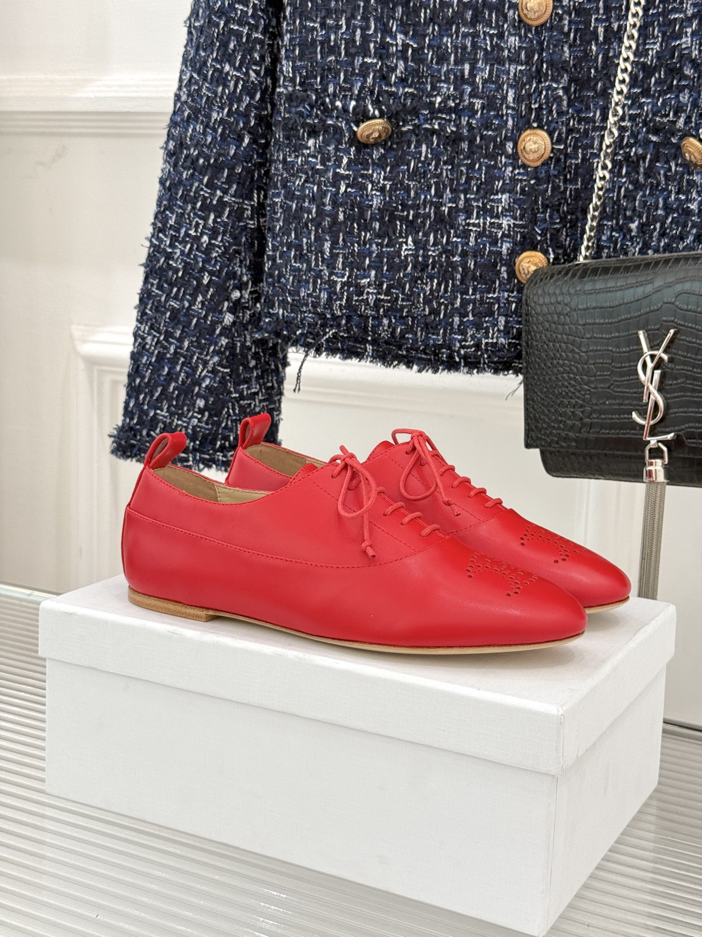 Celine /塞琳25WF新品凯旋门小皮鞋将先锋设计与经典元素融合演绎出独树一帜的时髦态度 。标志性的