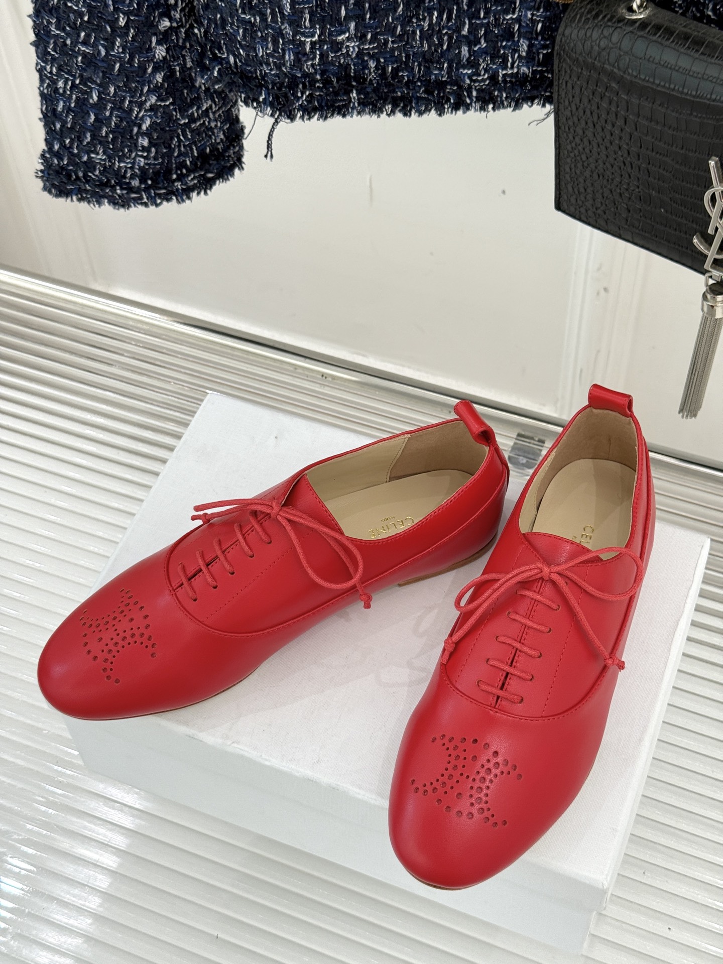 Celine /塞琳25WF新品凯旋门小皮鞋将先锋设计与经典元素融合演绎出独树一帜的时髦态度 。标志性的