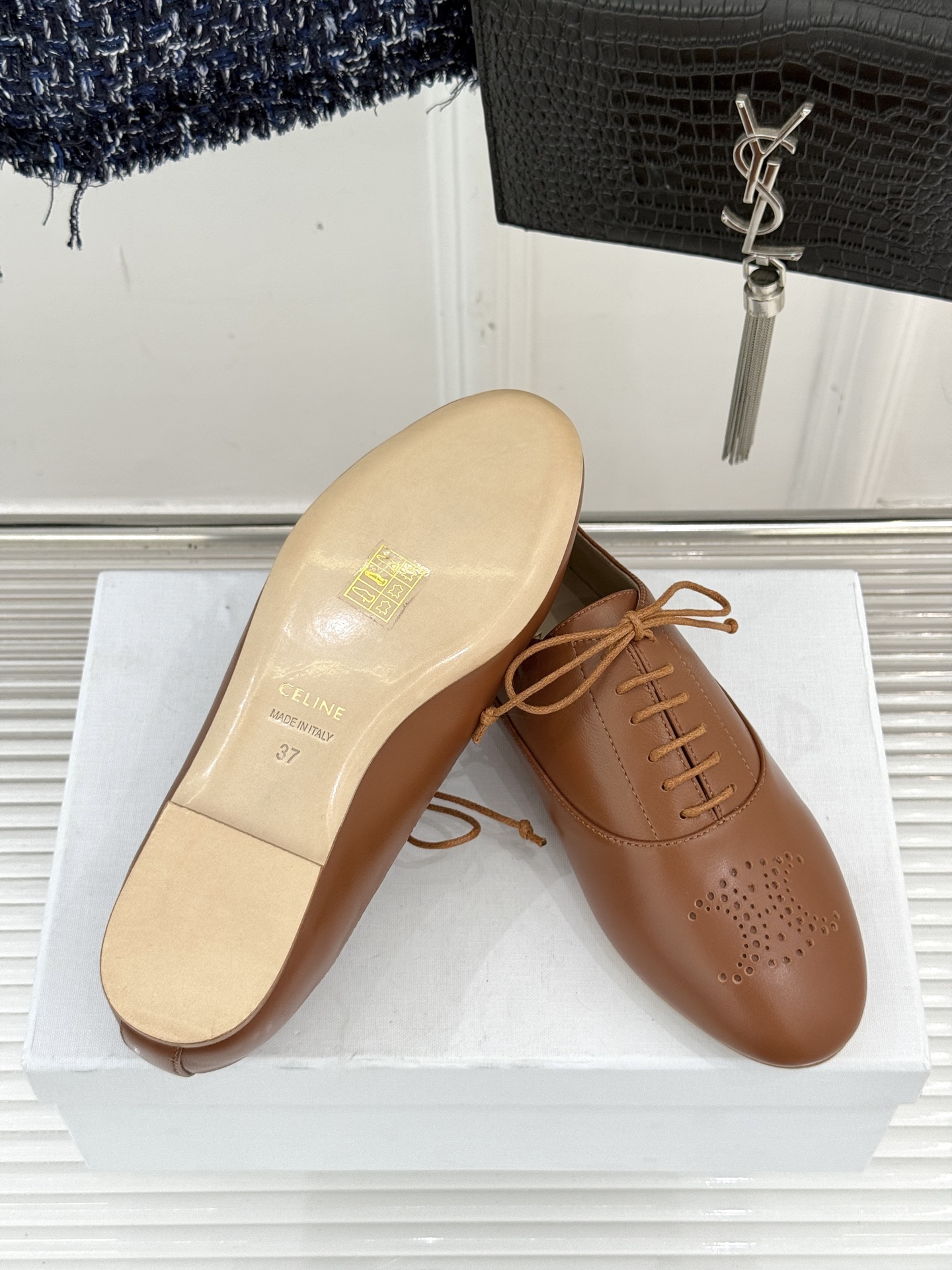 Celine /塞琳25WF新品凯旋门小皮鞋将先锋设计与经典元素融合演绎出独树一帜的时髦态度 。标志性的