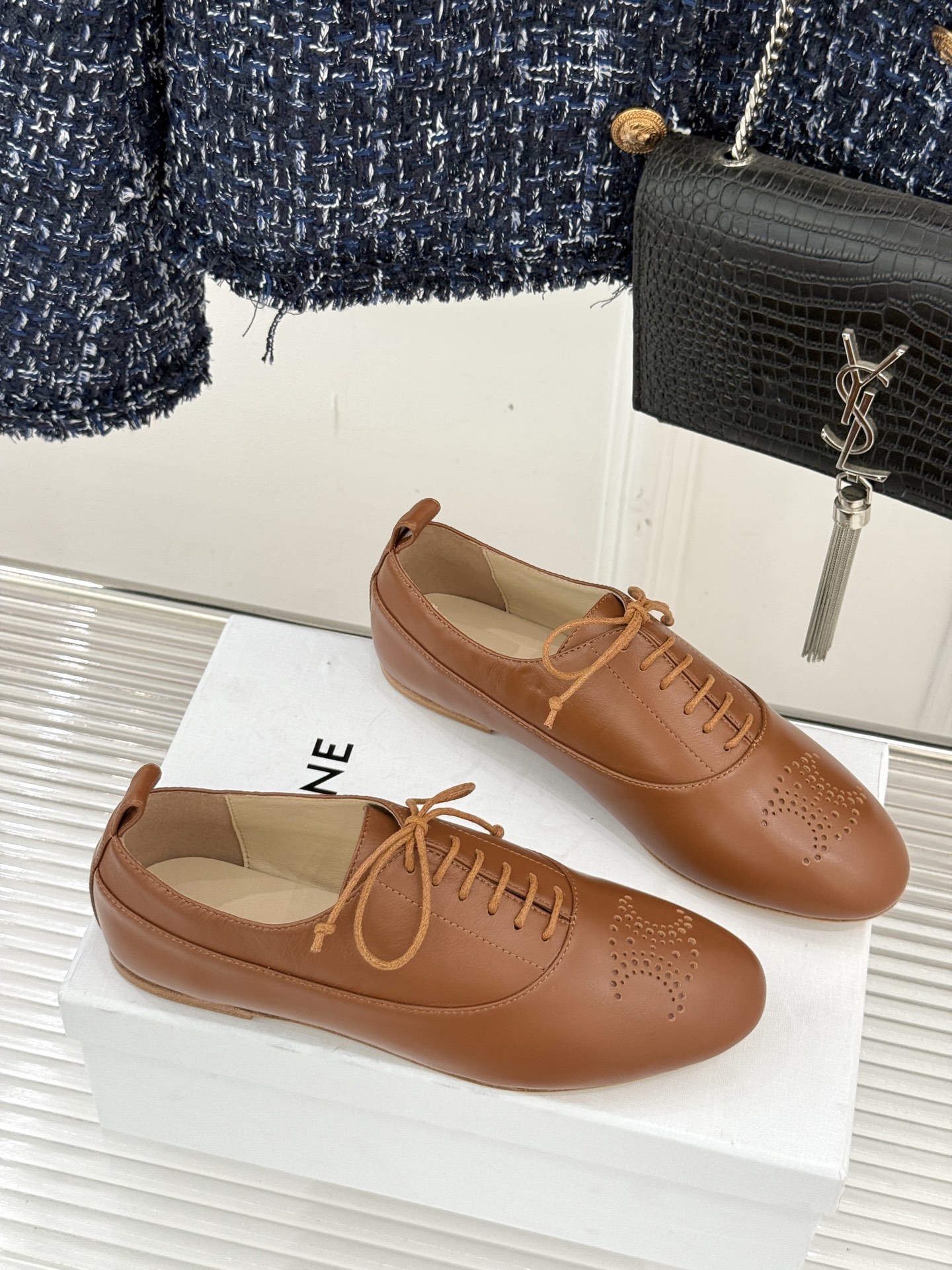 Celine /塞琳25WF新品凯旋门小皮鞋将先锋设计与经典元素融合演绎出独树一帜的时髦态度 。标志性的