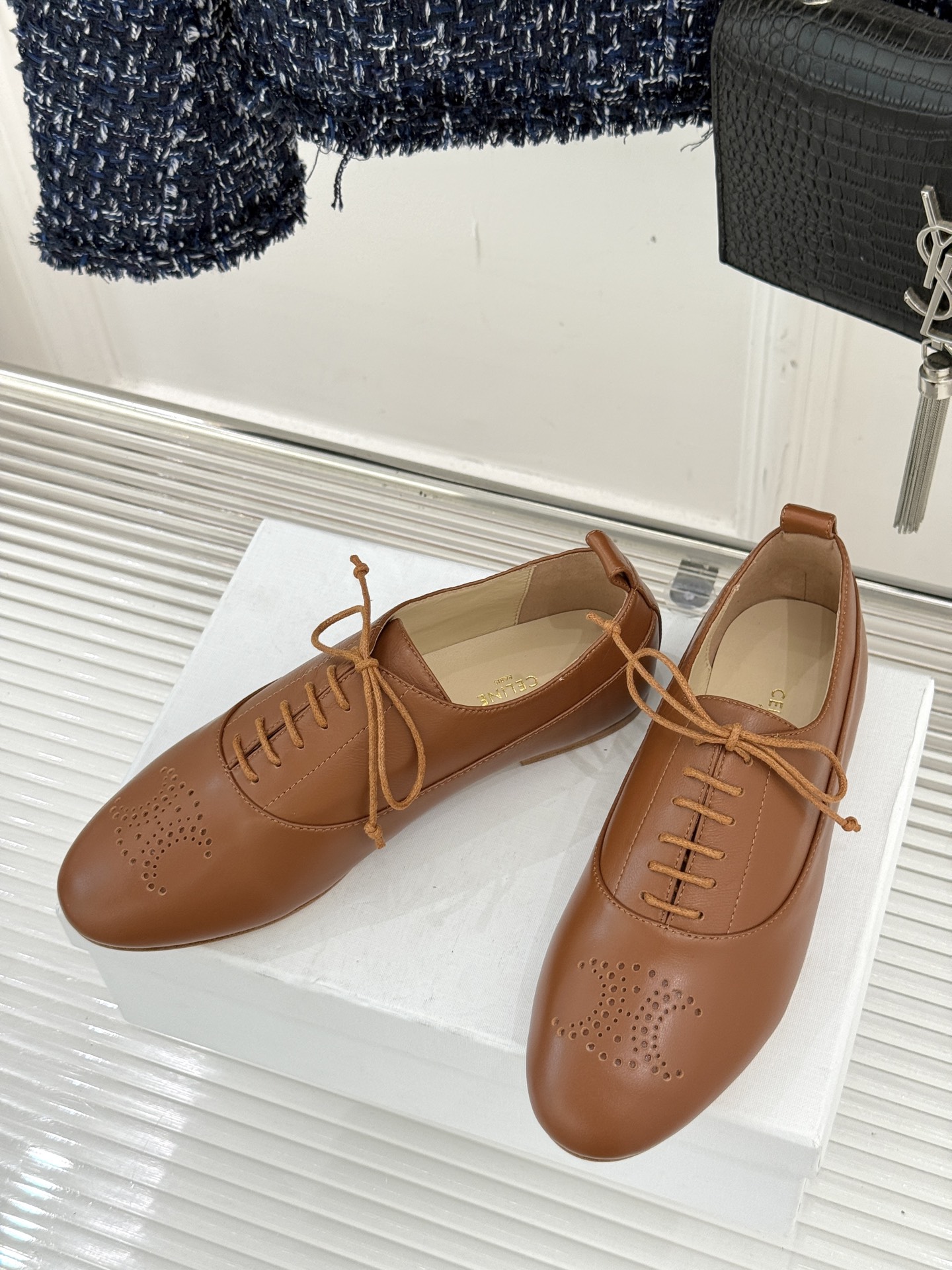 Celine /塞琳25WF新品凯旋门小皮鞋将先锋设计与经典元素融合演绎出独树一帜的时髦态度 。标志性的