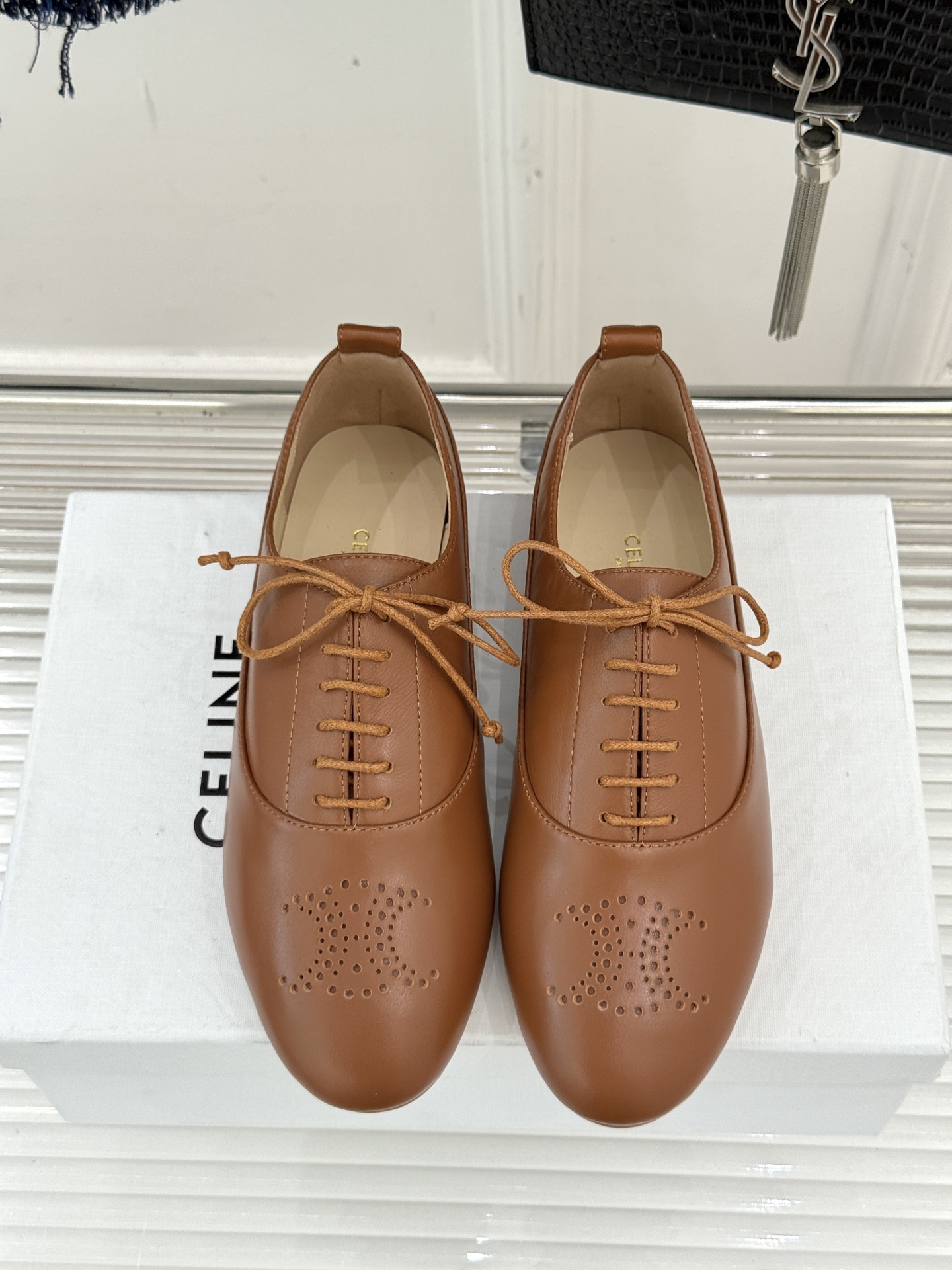 Celine /塞琳25WF新品凯旋门小皮鞋将先锋设计与经典元素融合演绎出独树一帜的时髦态度 。标志性的