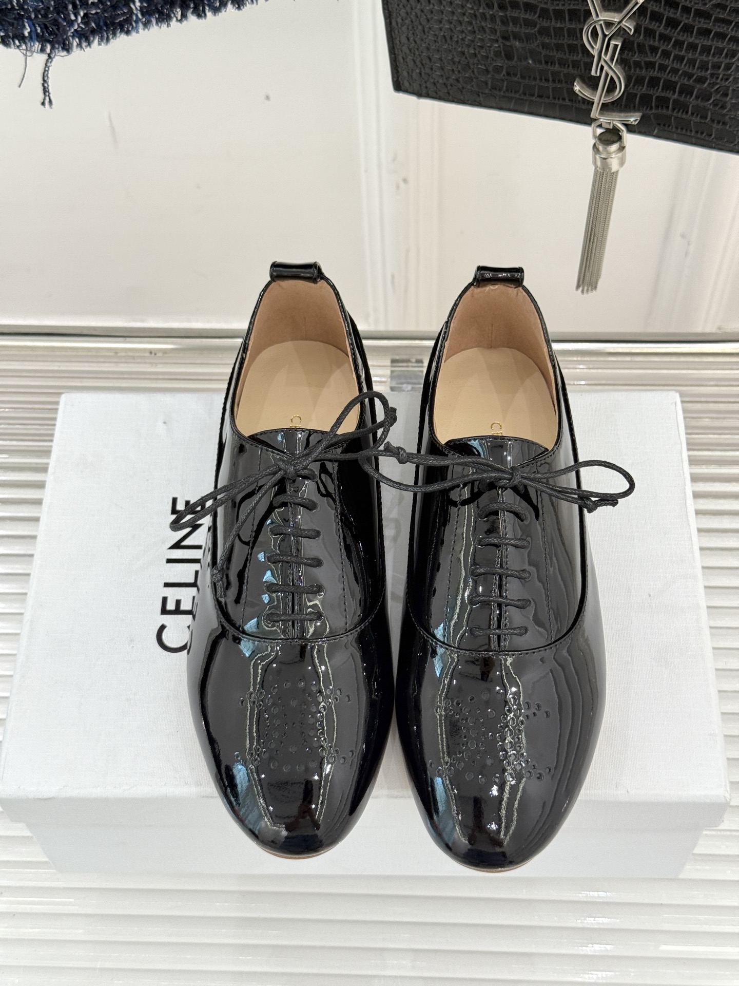 Celine /塞琳25WF新品凯旋门小皮鞋将先锋设计与经典元素融合演绎出独树一帜的时髦态度 。标志性的