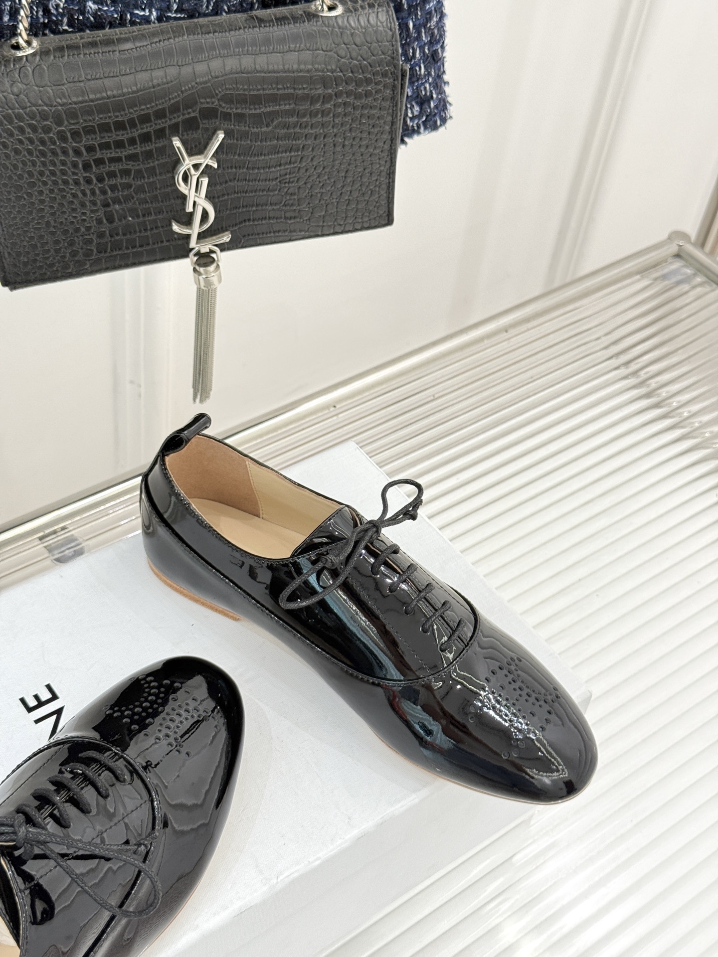 Celine /塞琳25WF新品凯旋门小皮鞋将先锋设计与经典元素融合演绎出独树一帜的时髦态度 。标志性的