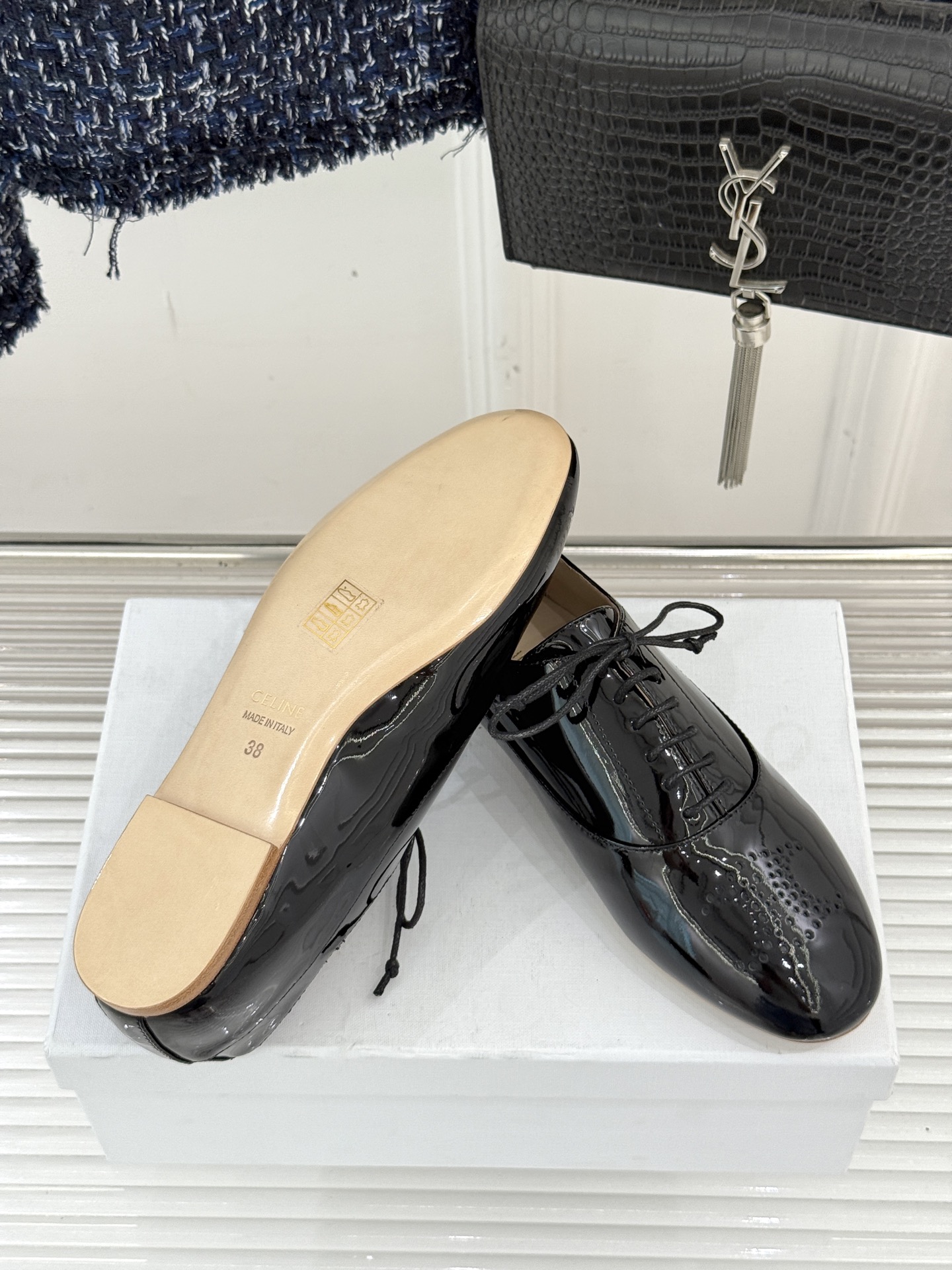 Celine /塞琳25WF新品凯旋门小皮鞋将先锋设计与经典元素融合演绎出独树一帜的时髦态度 。标志性的