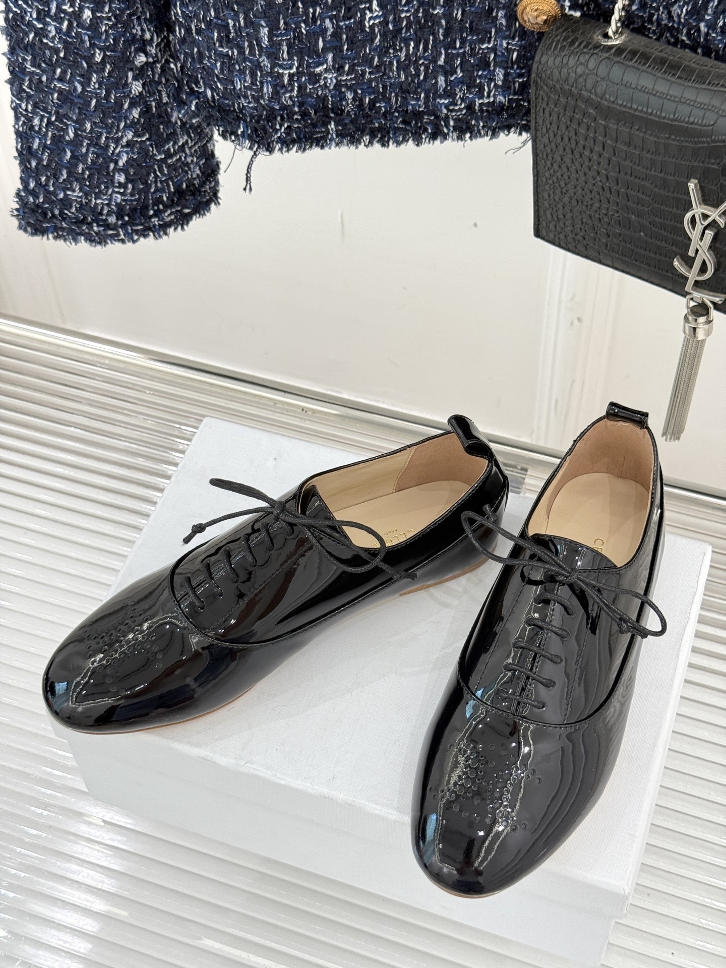 Celine /塞琳25WF新品凯旋门小皮鞋将先锋设计与经典元素融合演绎出独树一帜的时髦态度 。标志性的