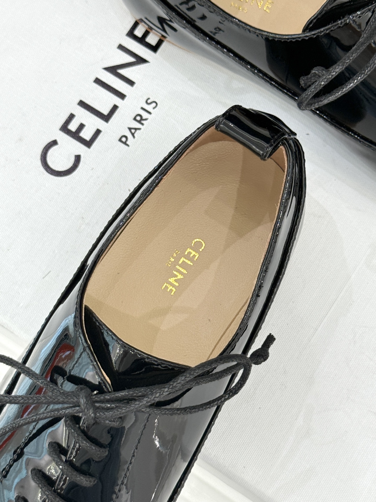 Celine /塞琳25WF新品凯旋门小皮鞋将先锋设计与经典元素融合演绎出独树一帜的时髦态度 。标志性的