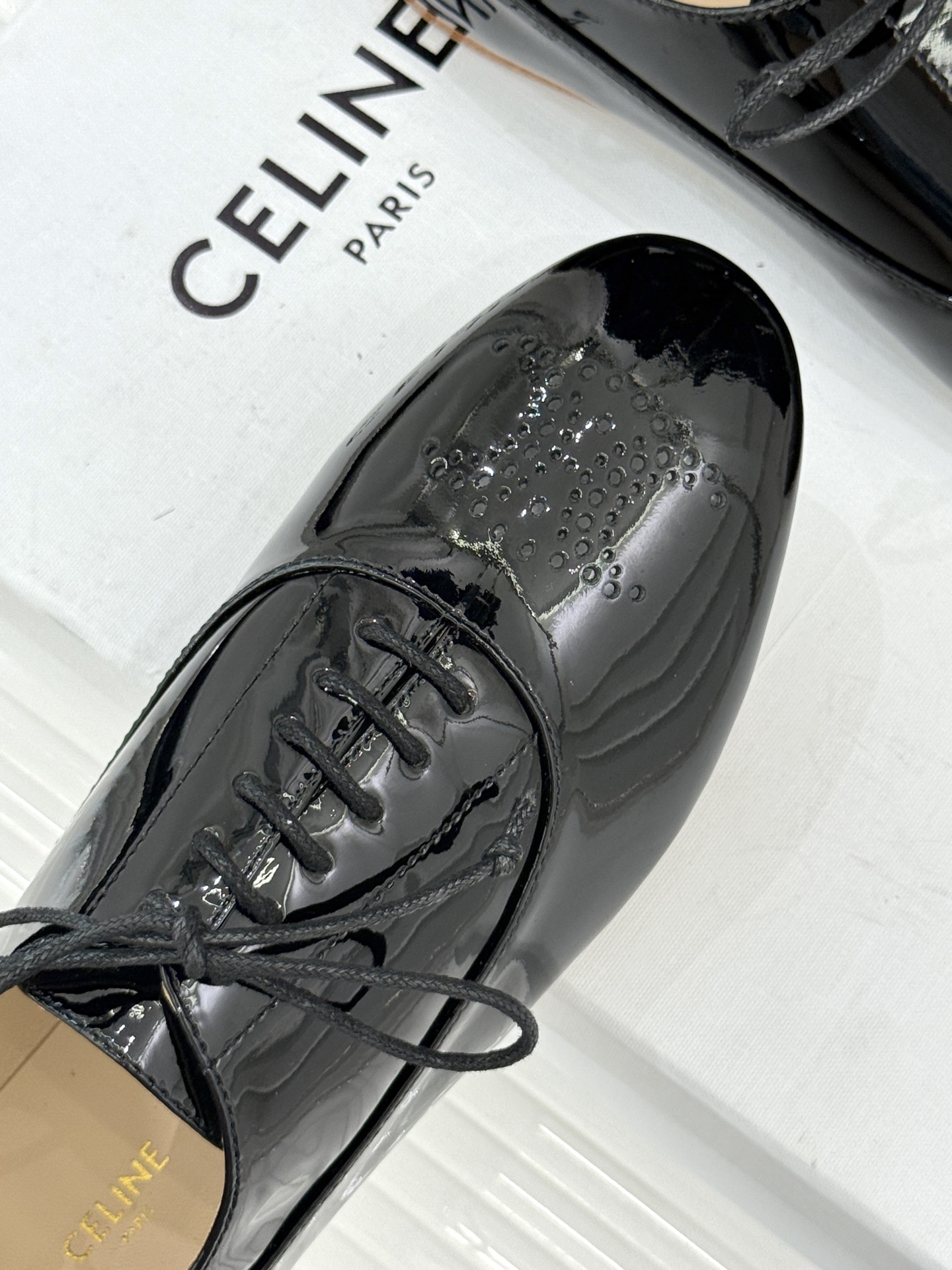 Celine /塞琳25WF新品凯旋门小皮鞋将先锋设计与经典元素融合演绎出独树一帜的时髦态度 。标志性的