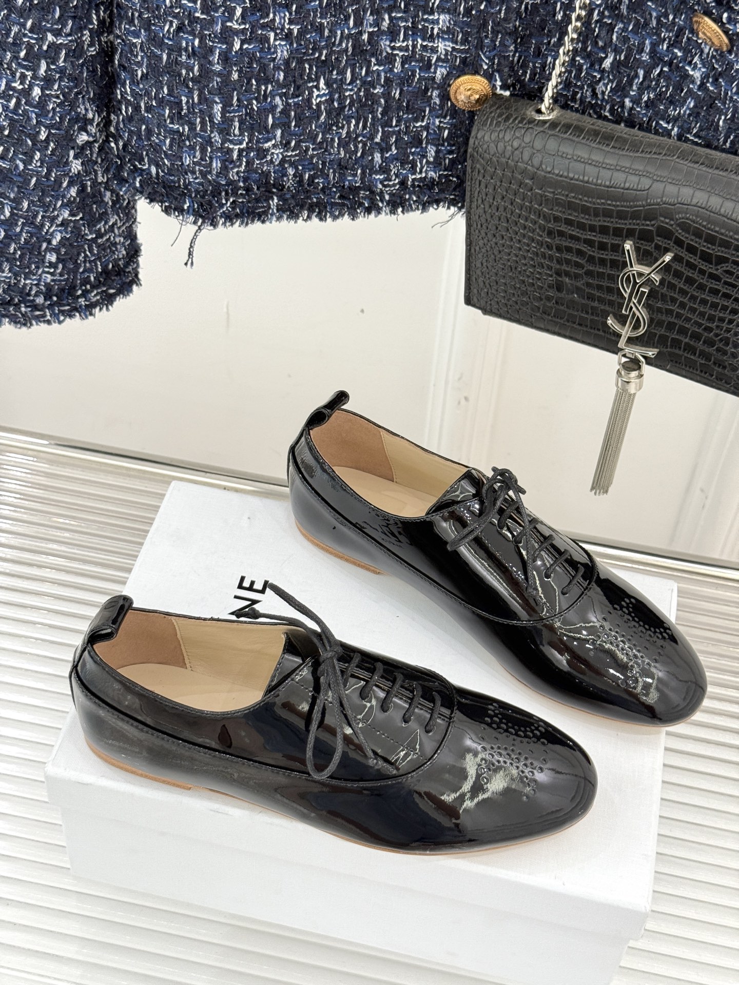 Celine /塞琳25WF新品凯旋门小皮鞋将先锋设计与经典元素融合演绎出独树一帜的时髦态度 。标志性的