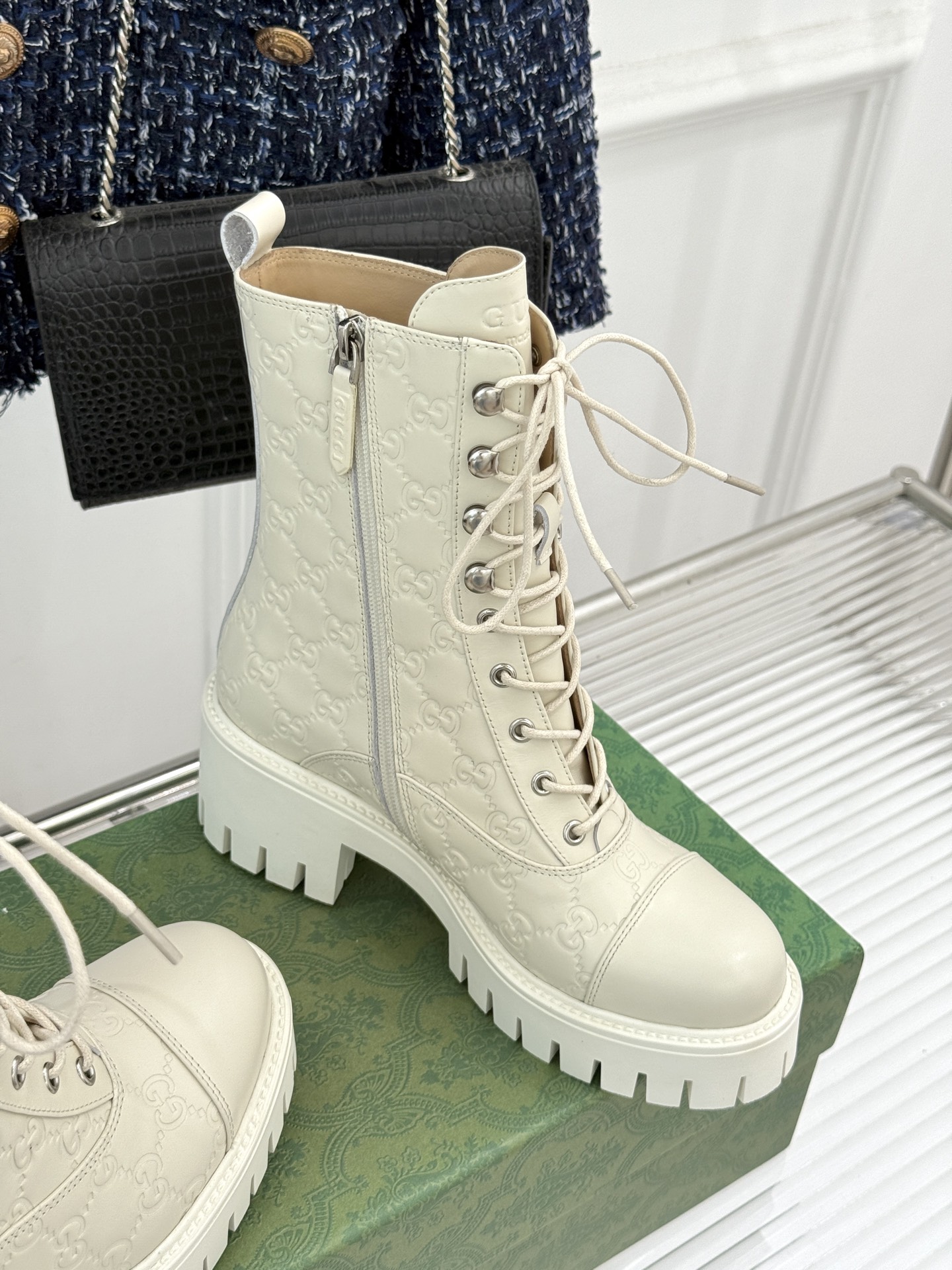 Gucci/古驰经典双G压花厚底马丁靴短靴这个秋冬穿上G家这款短靴 拥抱自由与潮流让时尚态度在每一步中尽