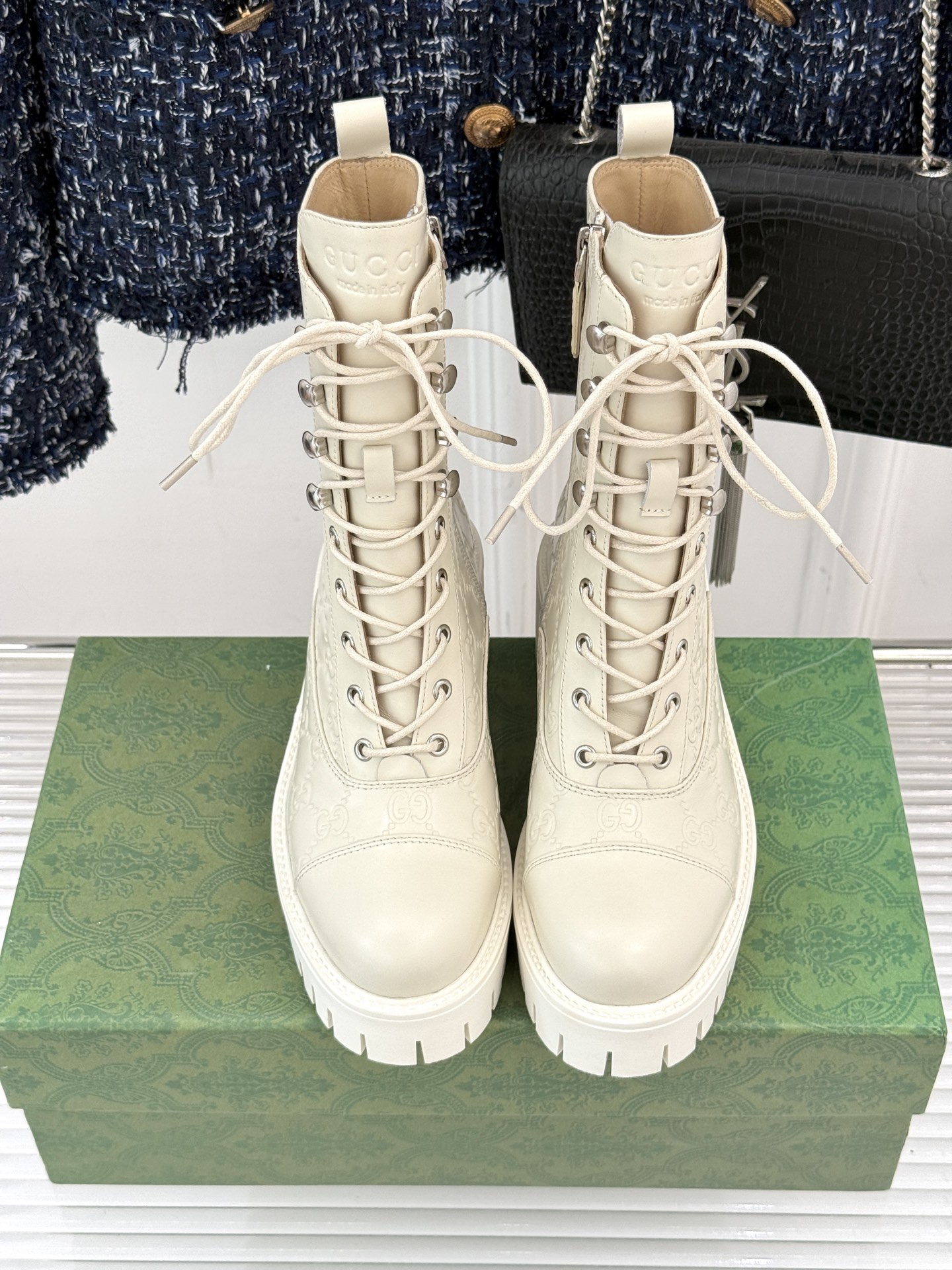 Gucci/古驰经典双G压花厚底马丁靴短靴这个秋冬穿上G家这款短靴 拥抱自由与潮流让时尚态度在每一步中尽
