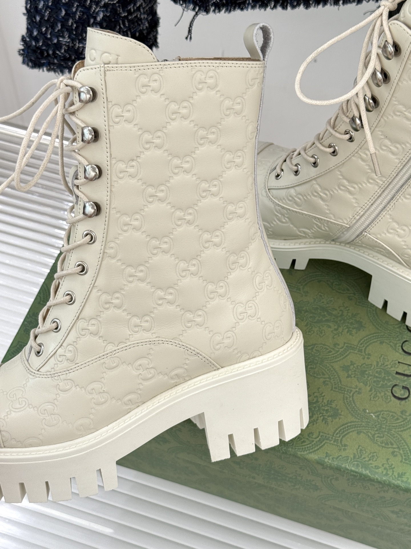 Gucci/古驰经典双G压花厚底马丁靴短靴这个秋冬穿上G家这款短靴 拥抱自由与潮流让时尚态度在每一步中尽